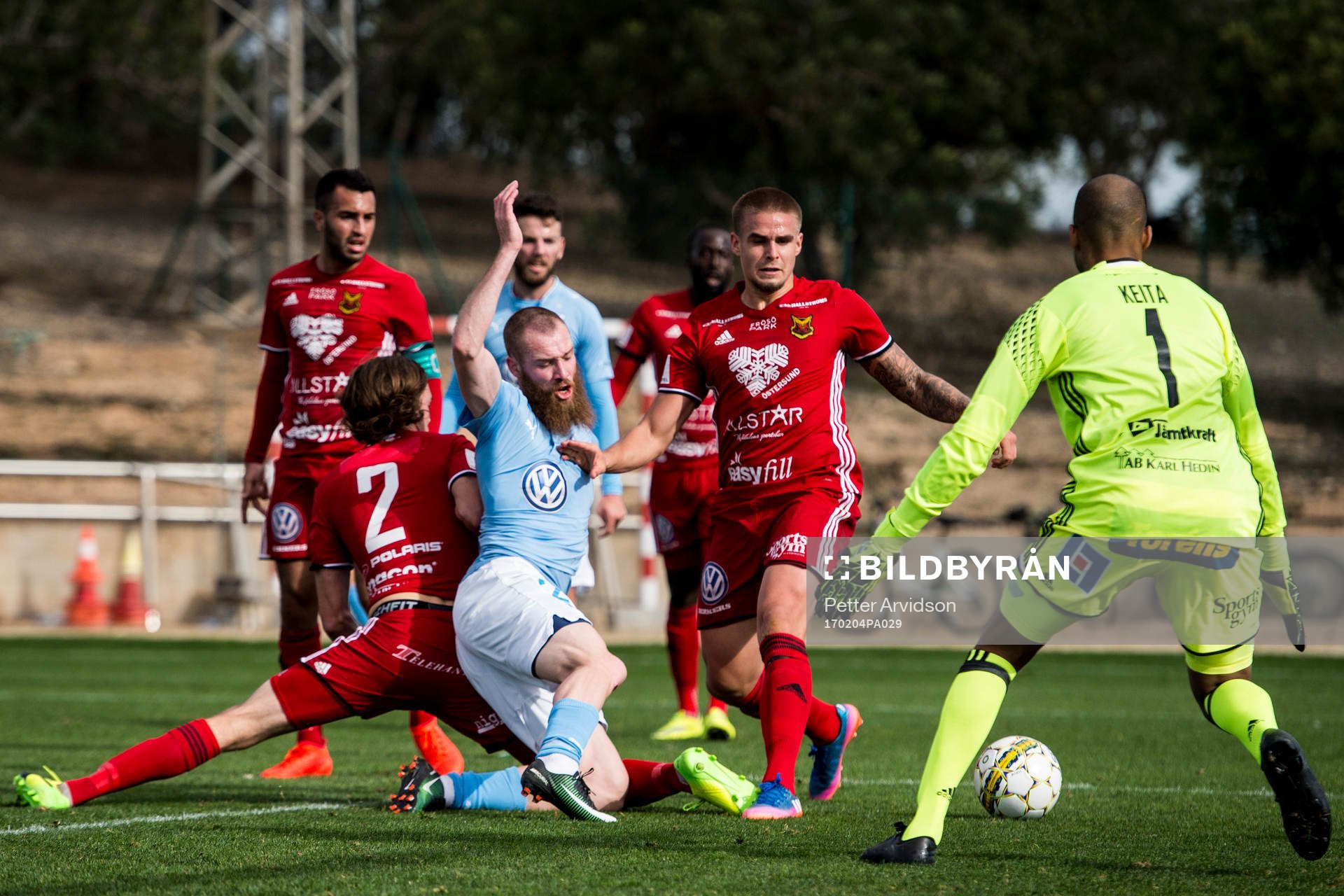 Malmö FFs Jo Inge Berget faller i straffområdet