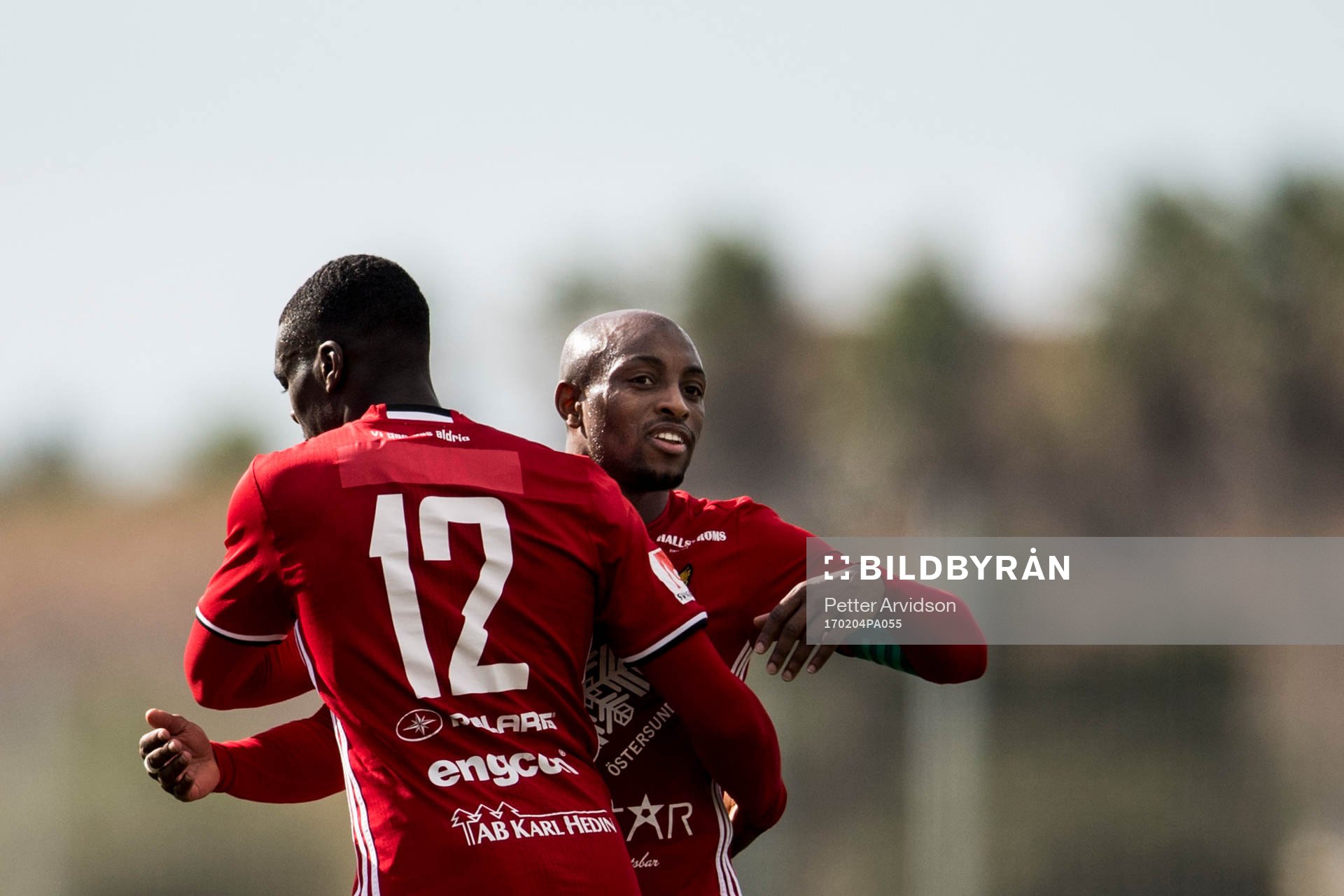 Östersunds Ken Sema och Fouad Bachirou jublar efter 0-2 målet under en träningsmatch mellan Malmö FF och Östersund den 4 februari 2017 i Salou.