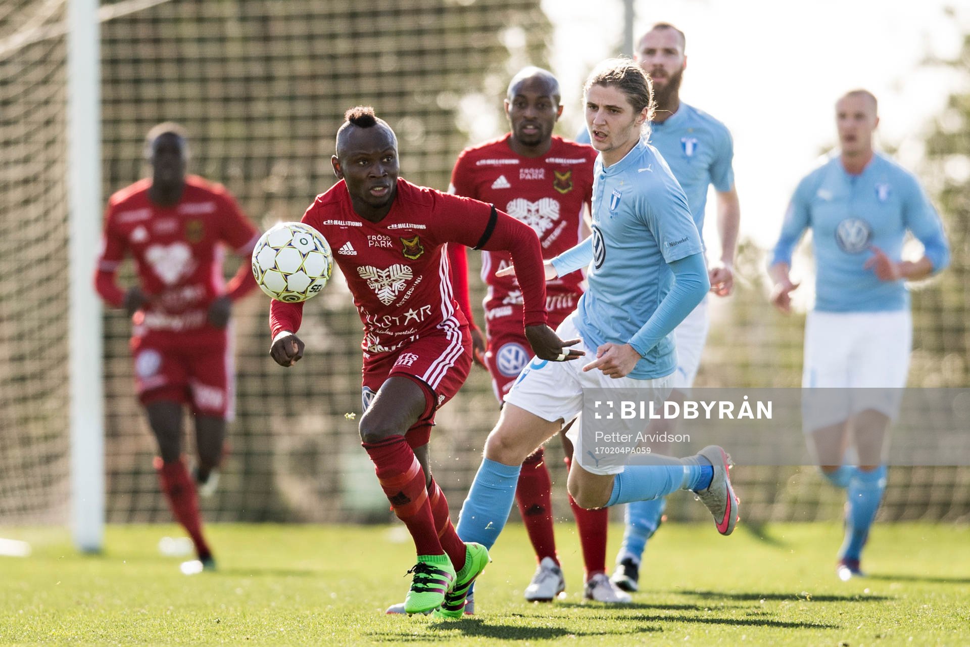 Östersunds Sam Mensiro och Malmö FFs Pawel Cibicki