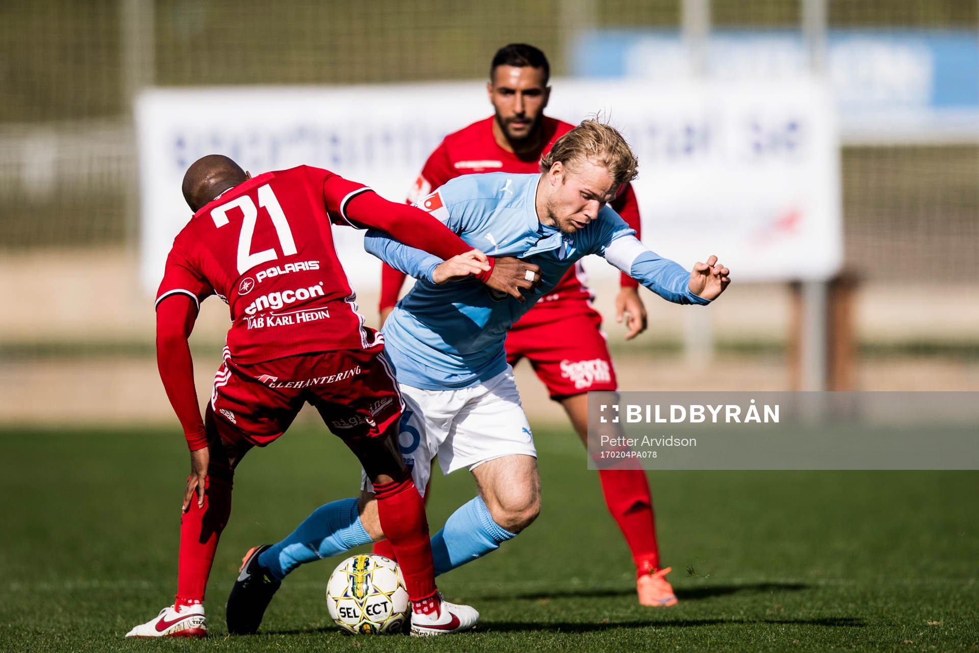 Malmö FFs Oscar Lewicki faller