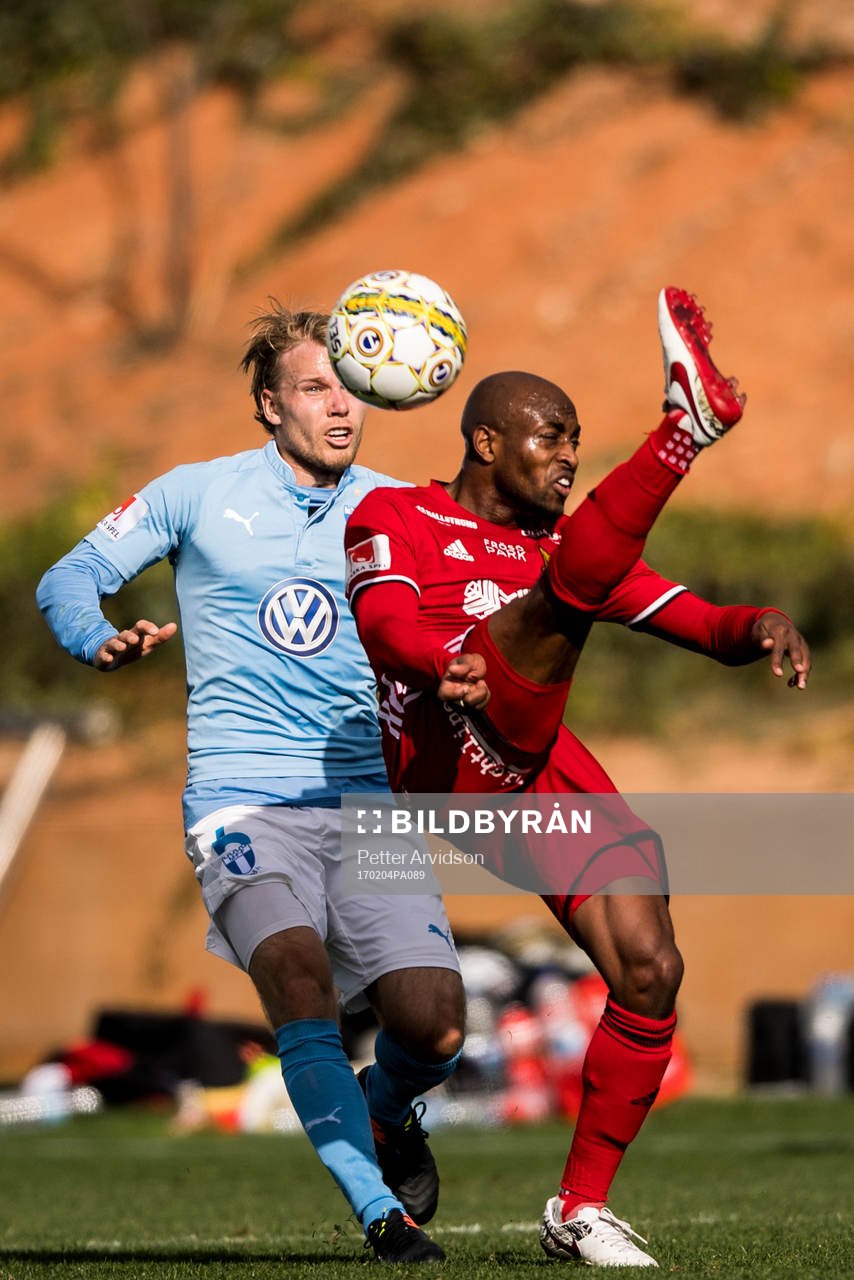 Malmö FFs Oscar Lewicki och Östersunds Fouad Bachirou