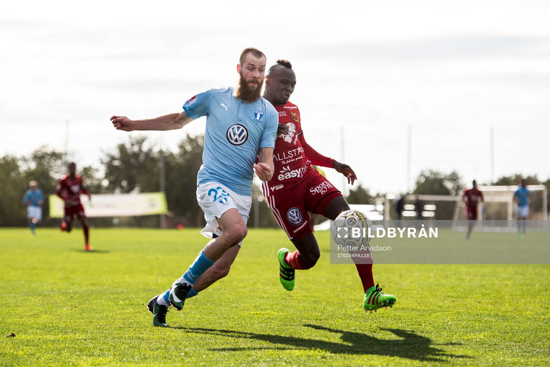 Malmö FFs Jo Inge Berget och Östersunds Sam Mensiro