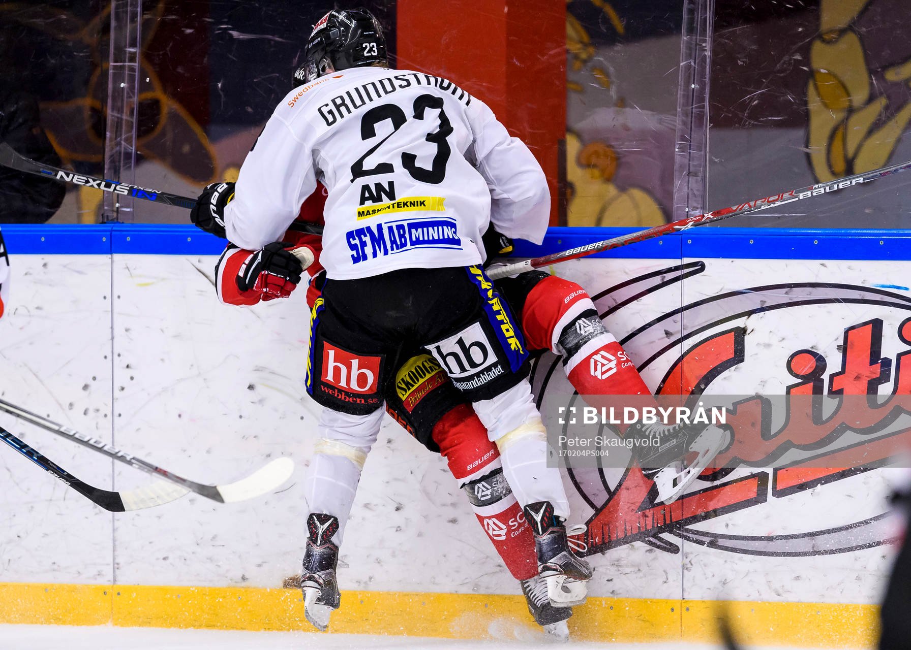 Asplövens Anton Grundström tacklar Piteås David