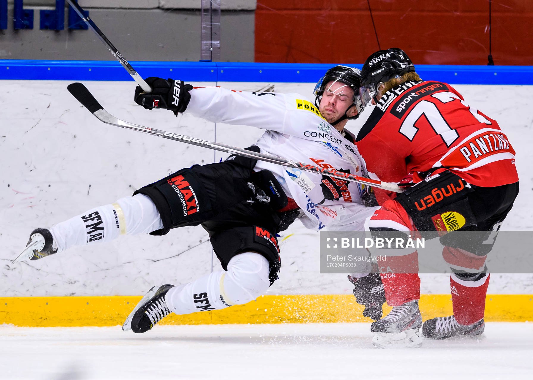 Piteås Isak Pantzare tacklar Asplövens Henrik Marklund