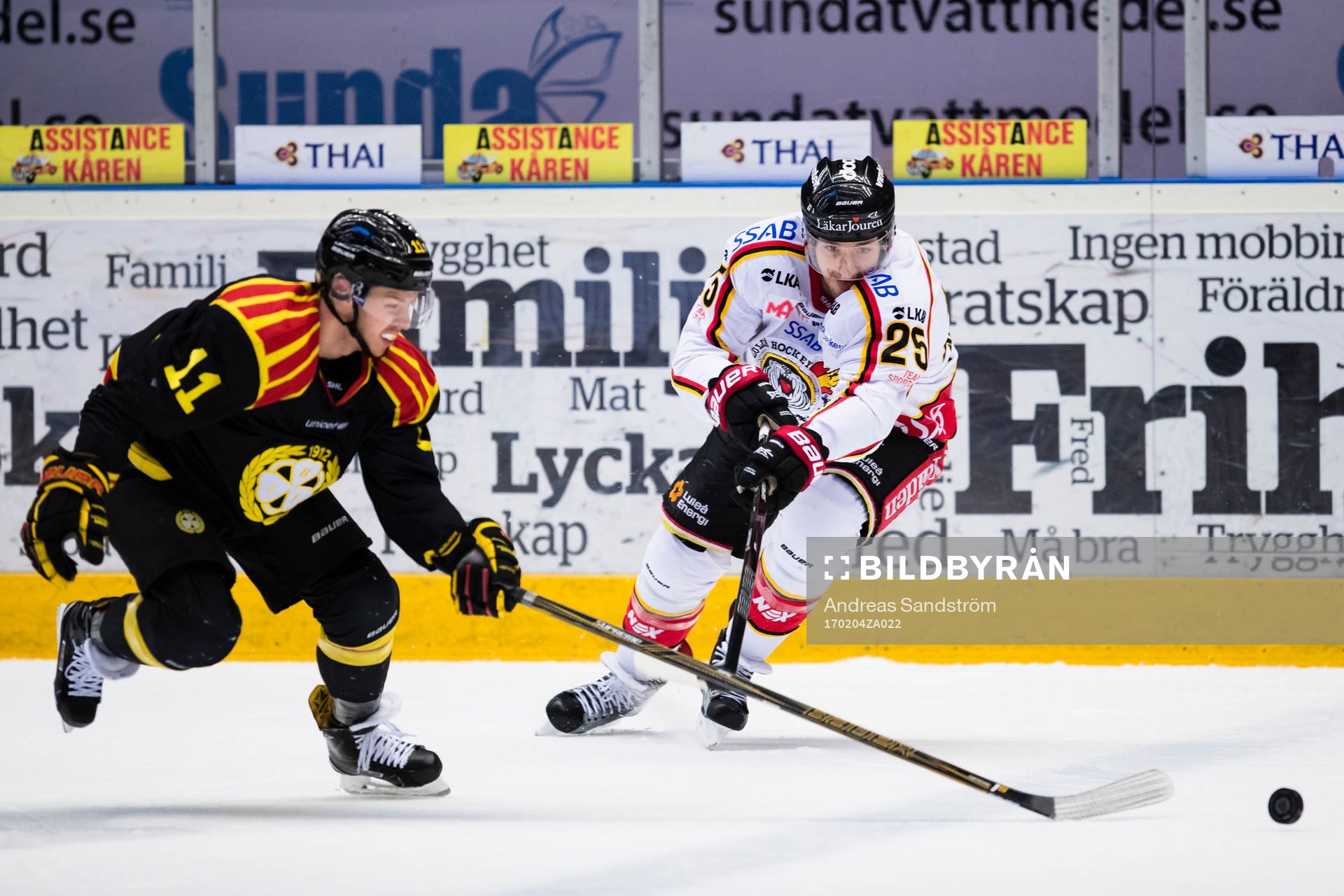 Brynäs Kevin Clark i kamp om pucken med Luleås Anton