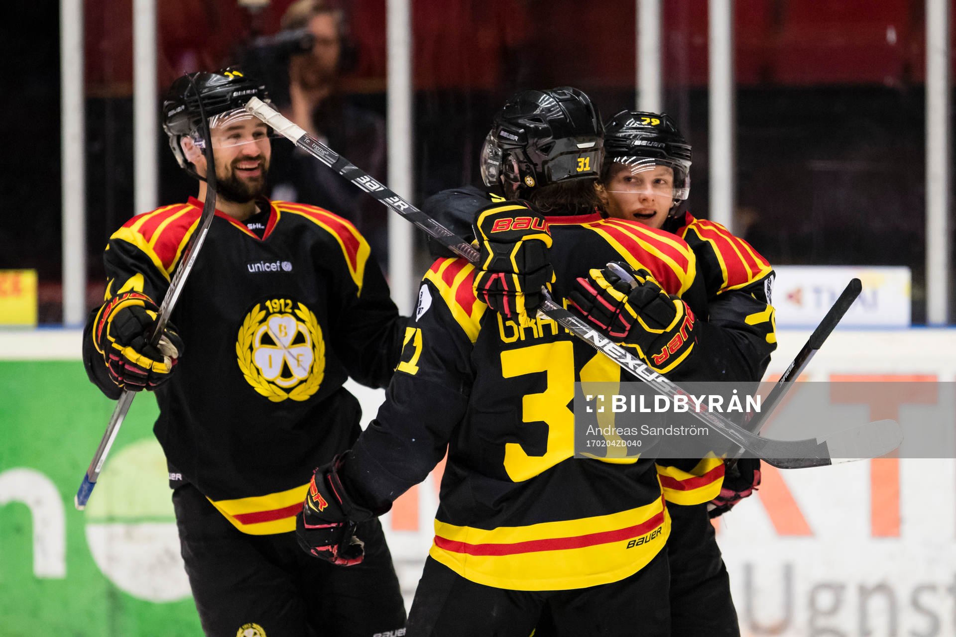 Brynäs Jonathan Granström gör 4-1 och gratuleras av