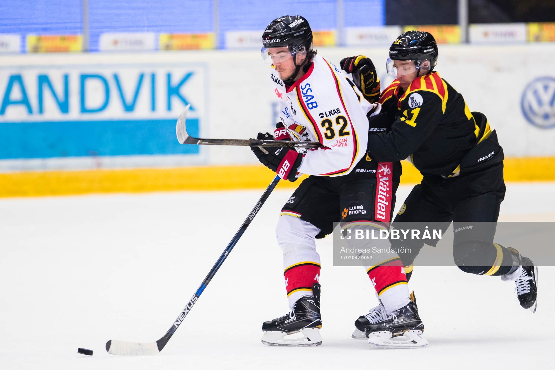 Luleås Oscar Engsund i kamp om pucken med Brynäs Kevin