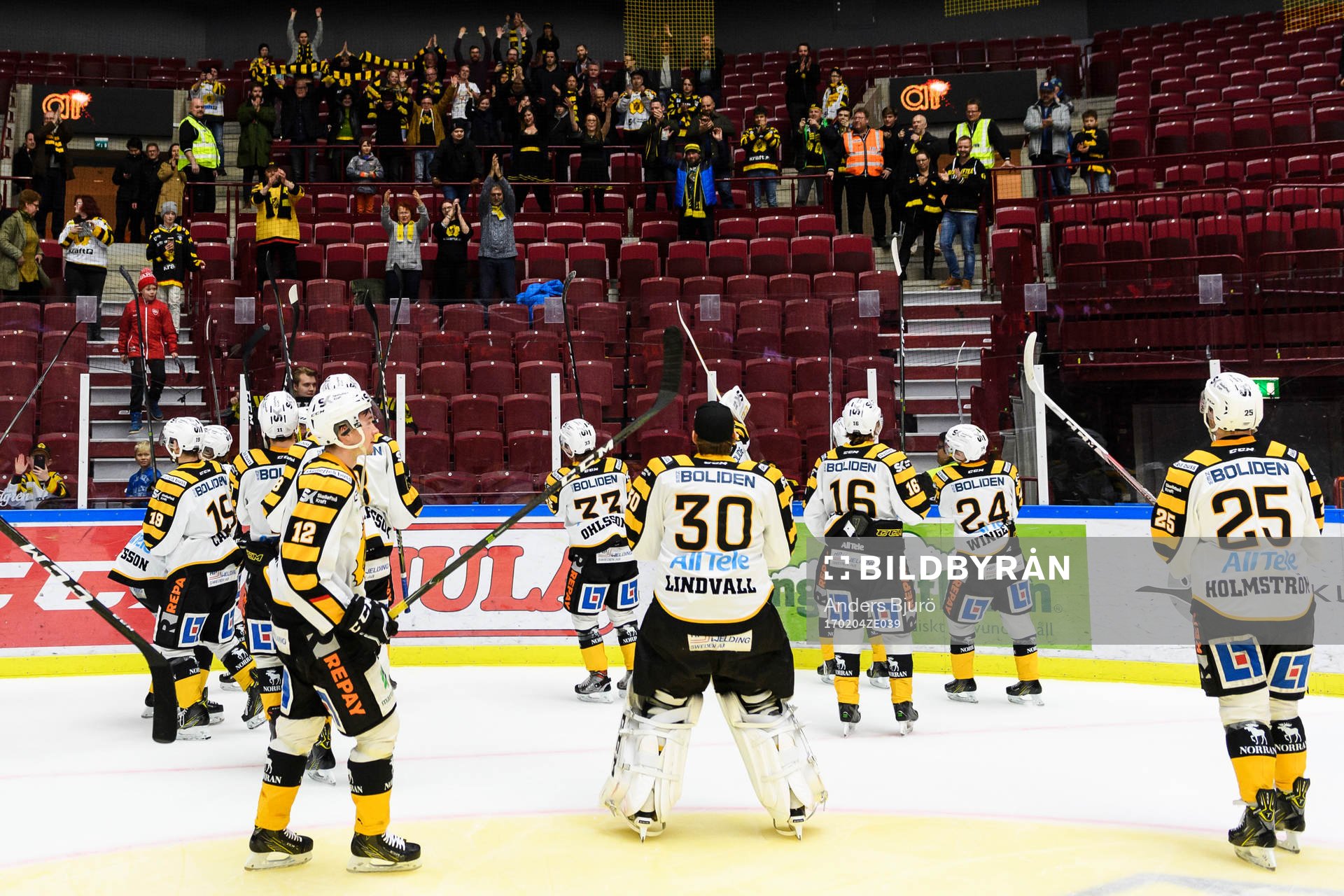 Skellefteås spelare jublar och tackar sina supporters