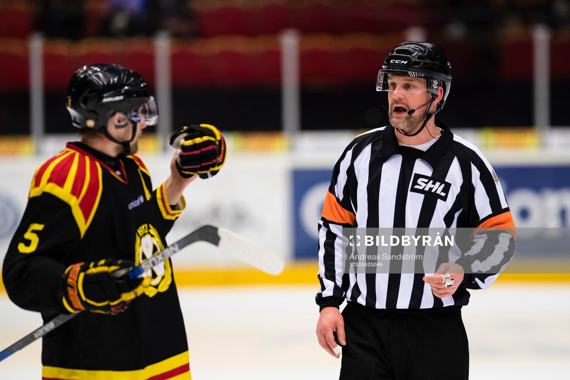Domare Mikael Nord samtalar med Brynäs Lukas Kilström