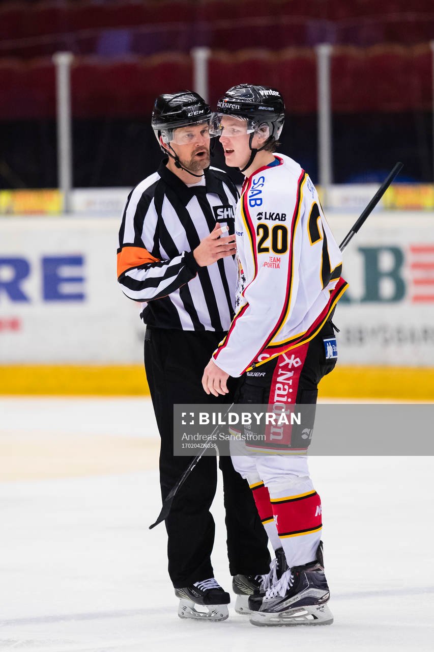 Domare Mikael Nord samtalar med Luleås Gustav Rydahl