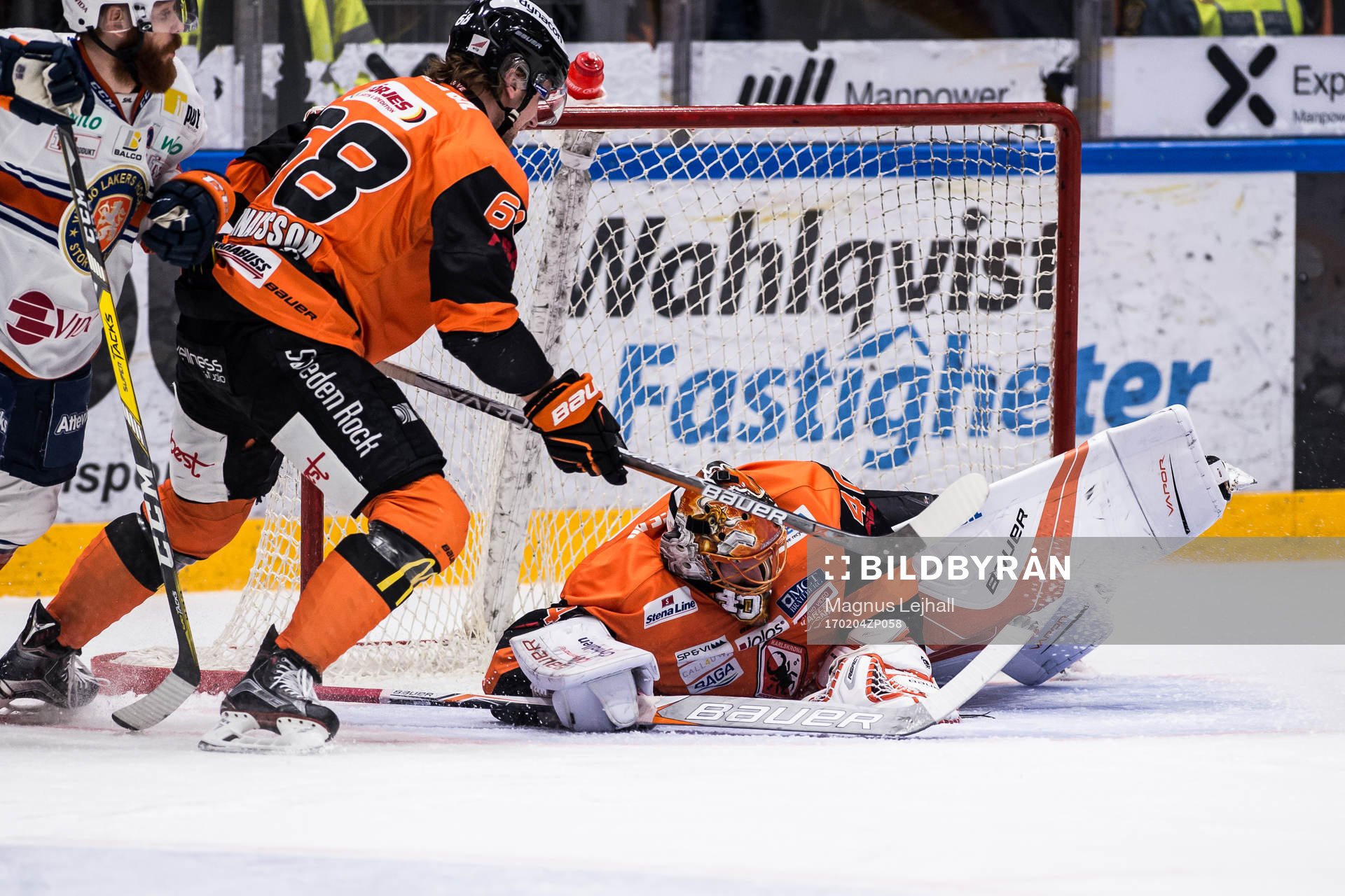 Karlskronas målvakt Johan Holmqvist räddar