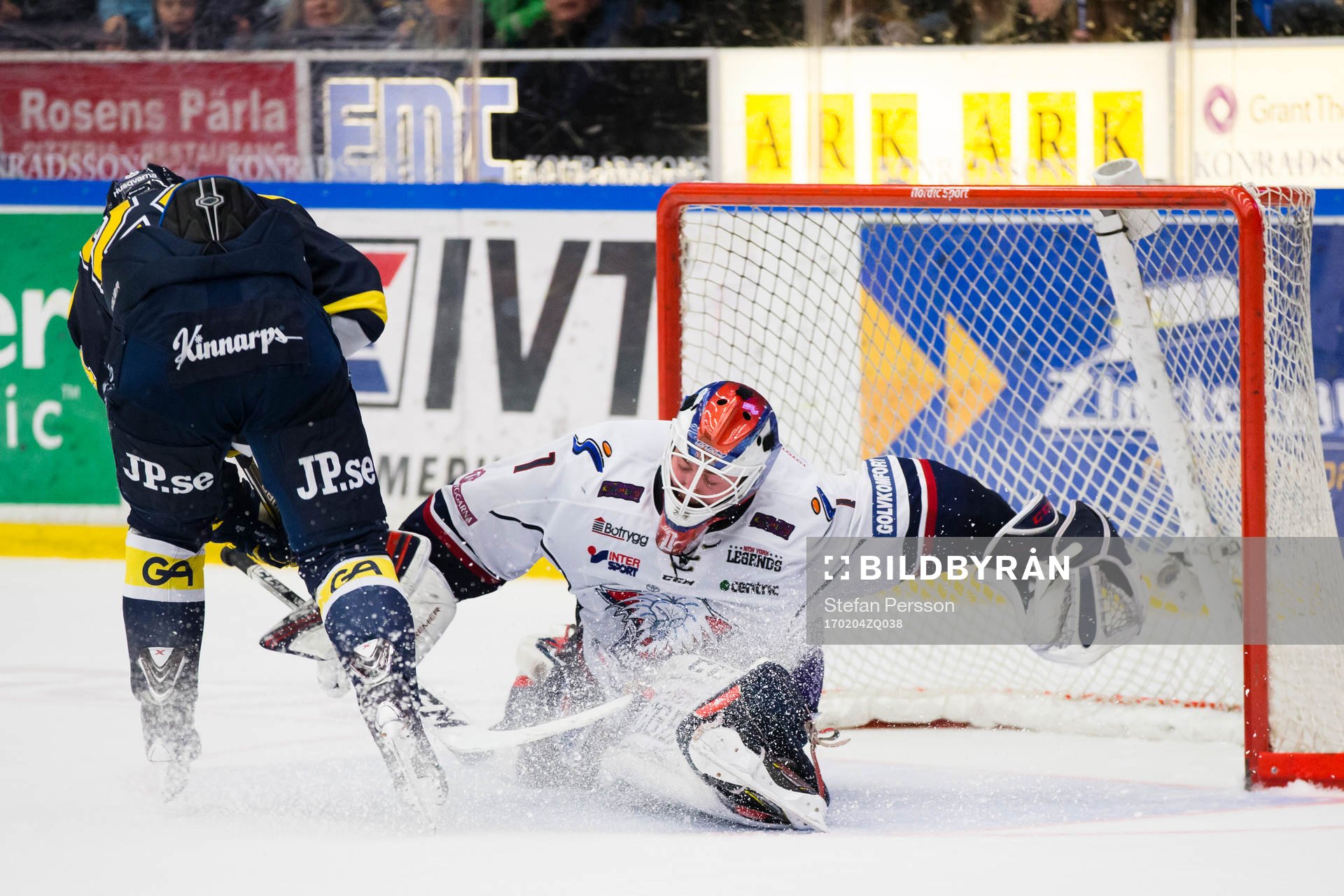 Linköpings målvakt Marcus Högberg stoppar en straff