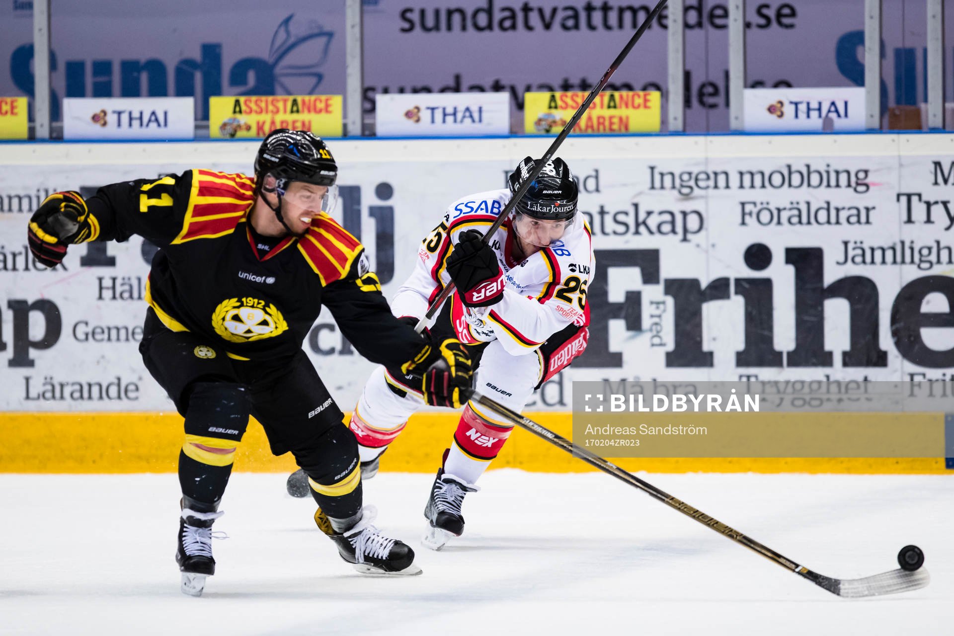 Brynäs Kevin Clark i kamp om pucken med Luleås Anton