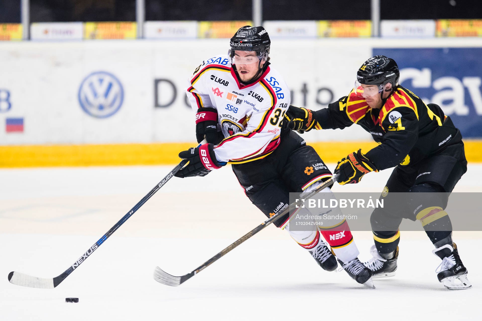 Luleås Oscar Engsund i kamp om pucken med Brynäs Kevin