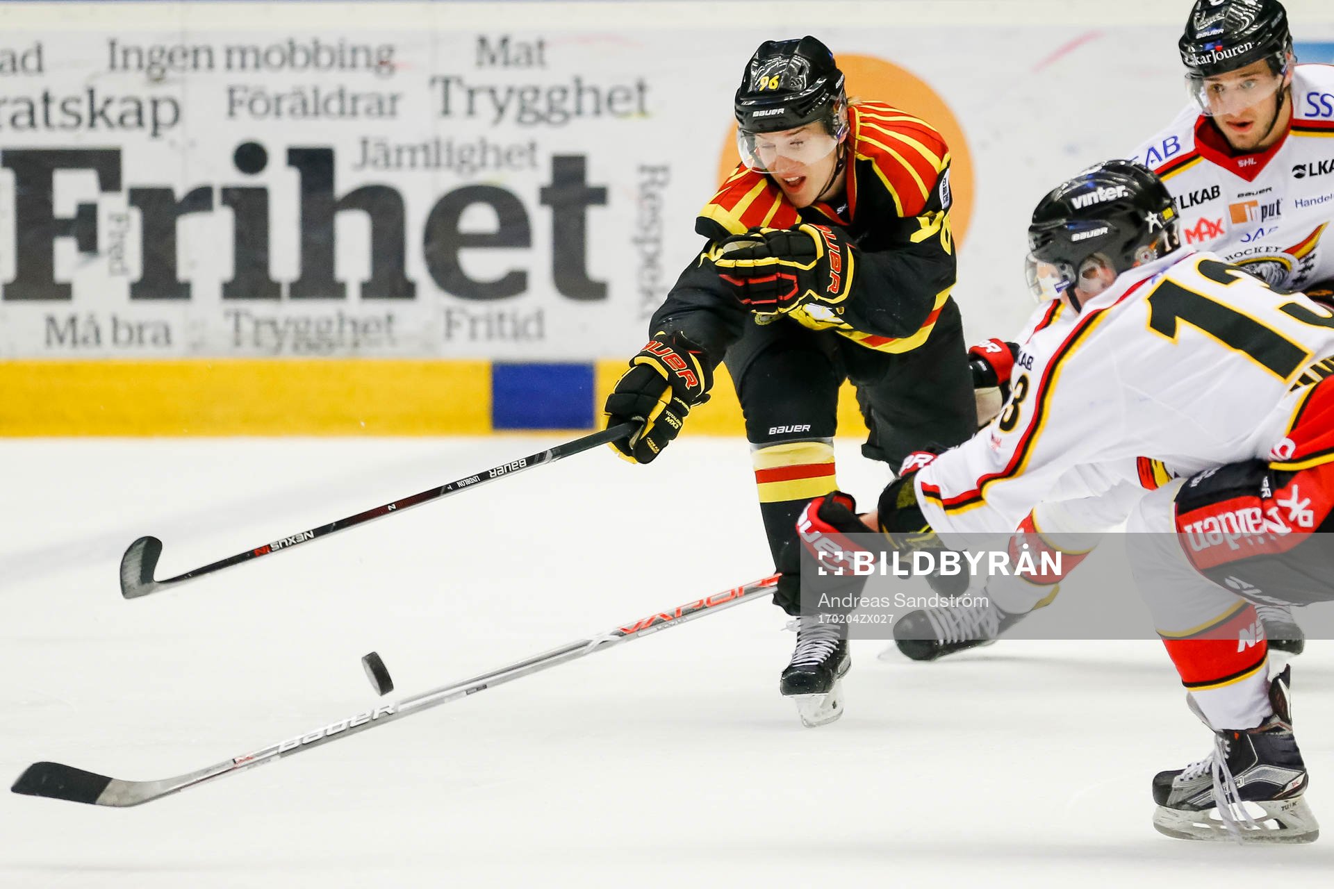 Brynäs Oskar Lindblom i kamp mot Luleås Julius Junttila