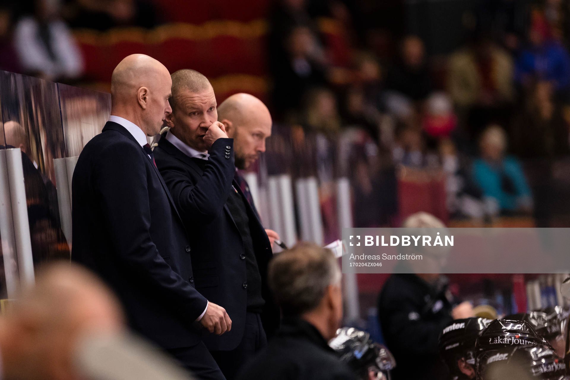Luleås huvudtränare Stefan Nilsson samtalar med