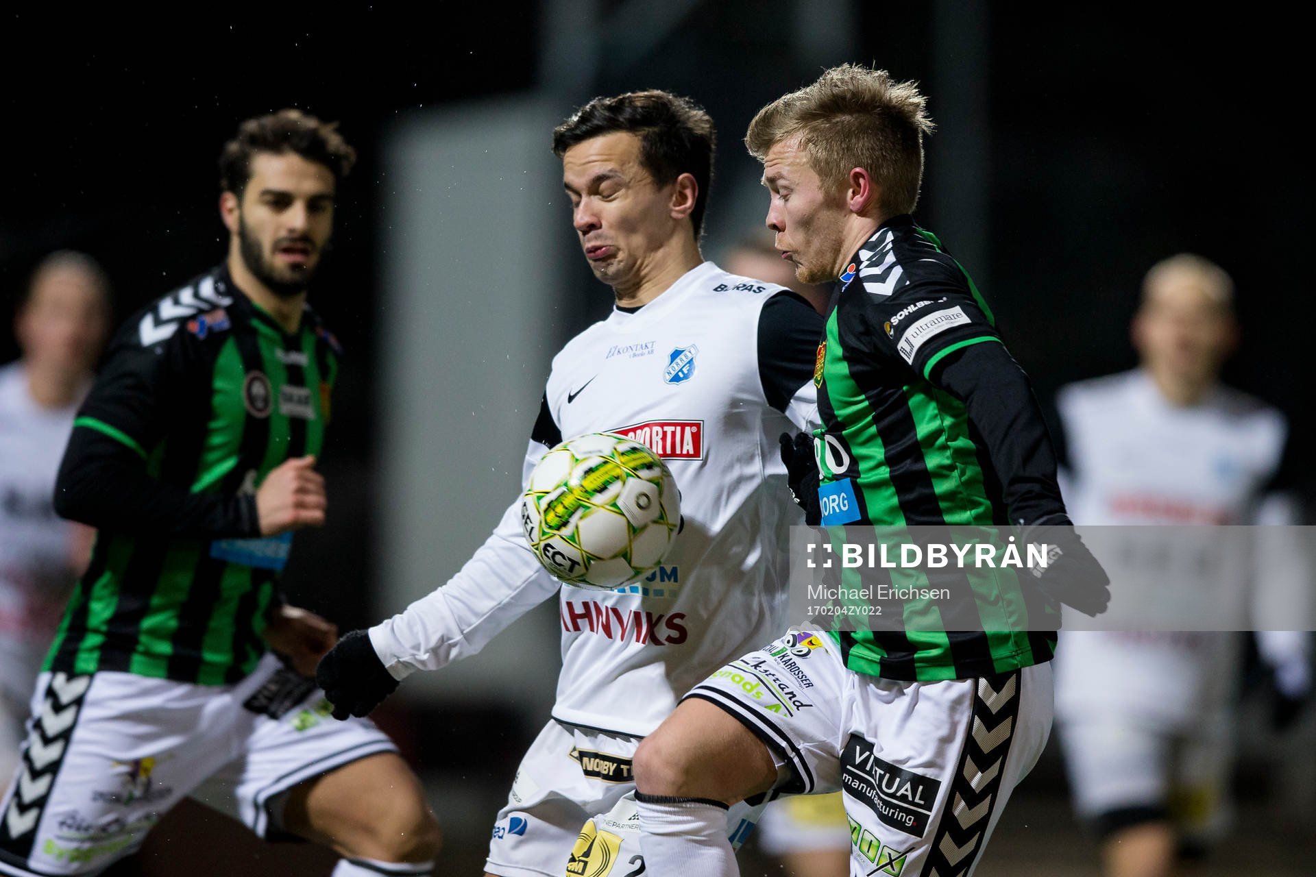 GAIS Andreas Peterson i kamp om bollen med Norrby spelare