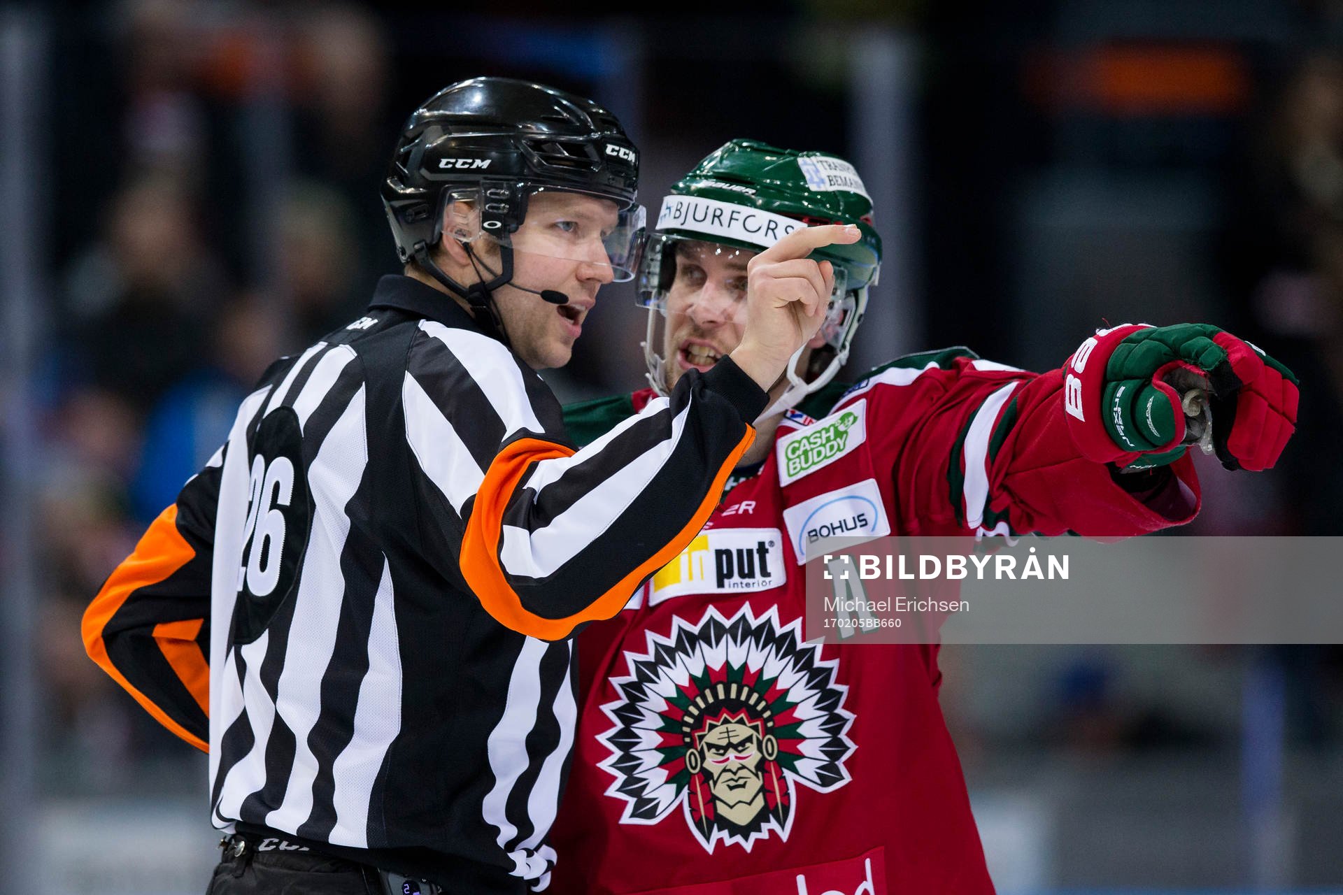 Frölundas Henrik Tömmernes i samtal med Domare Aleksi