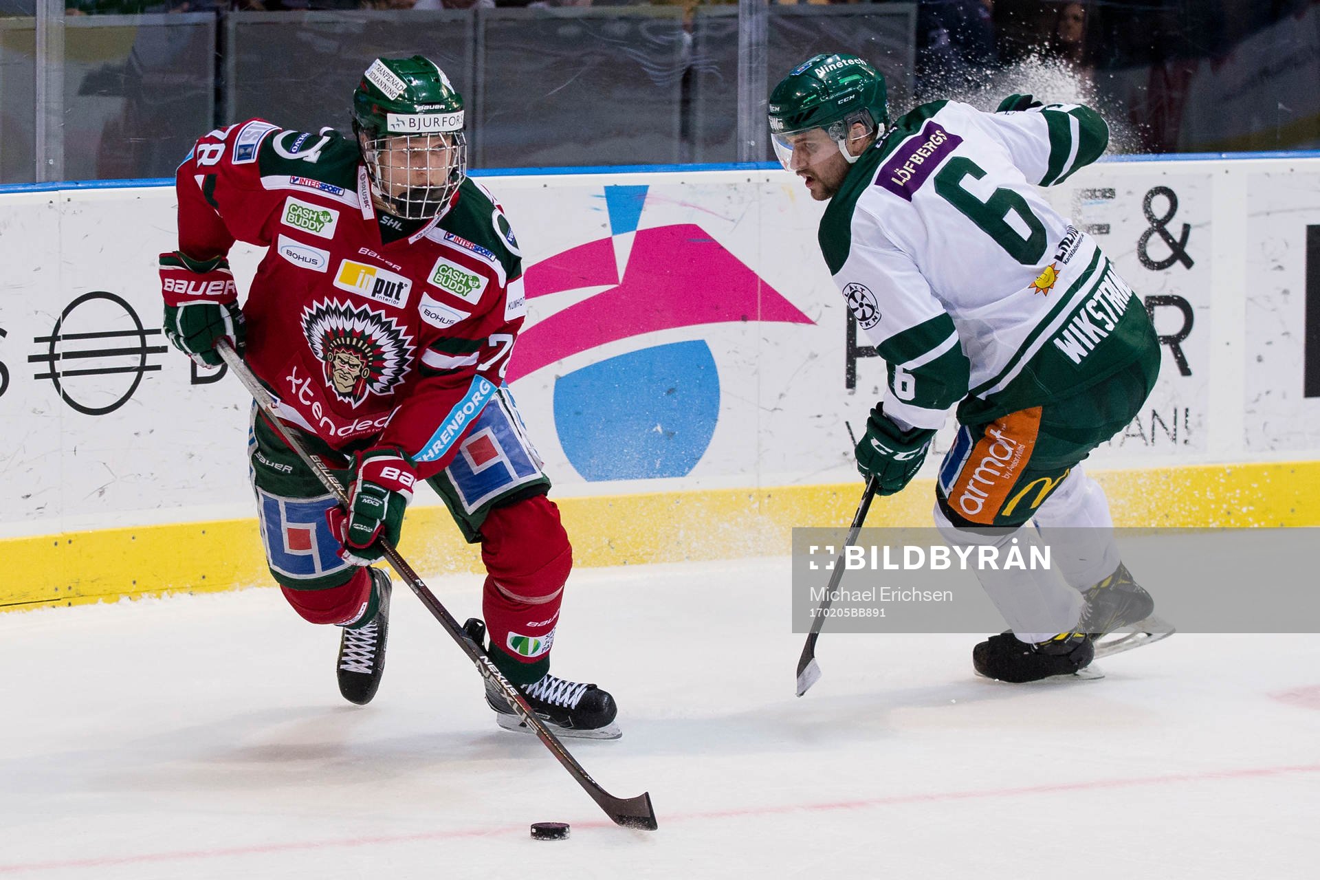 Frölundas Kristian Vesalainen vänder bort Färjestads