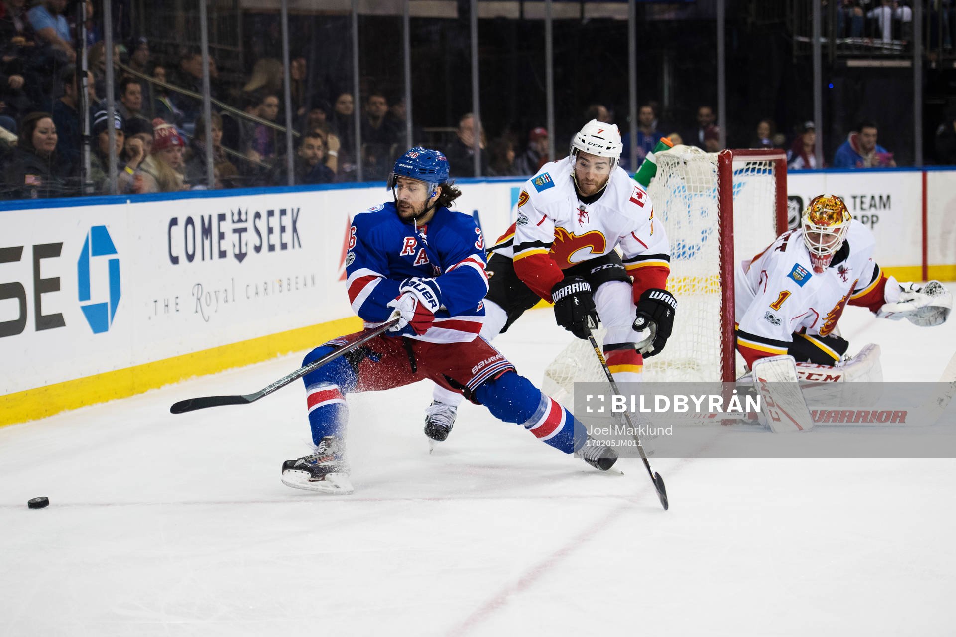 Rangers Mats Zuccarello utmanar Calgarys TJ Brodie och