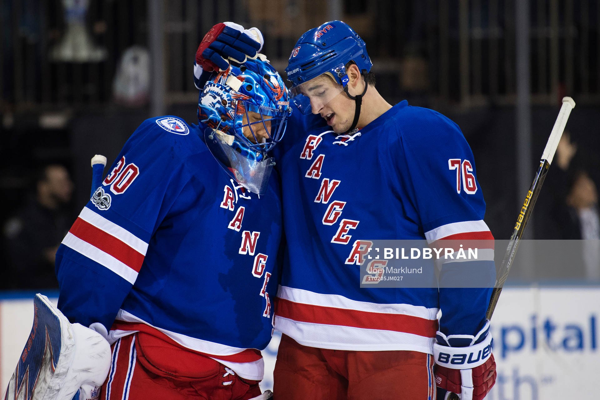 Rangers målvakt Henrik Lundqvist och Brady Skjei kramar om