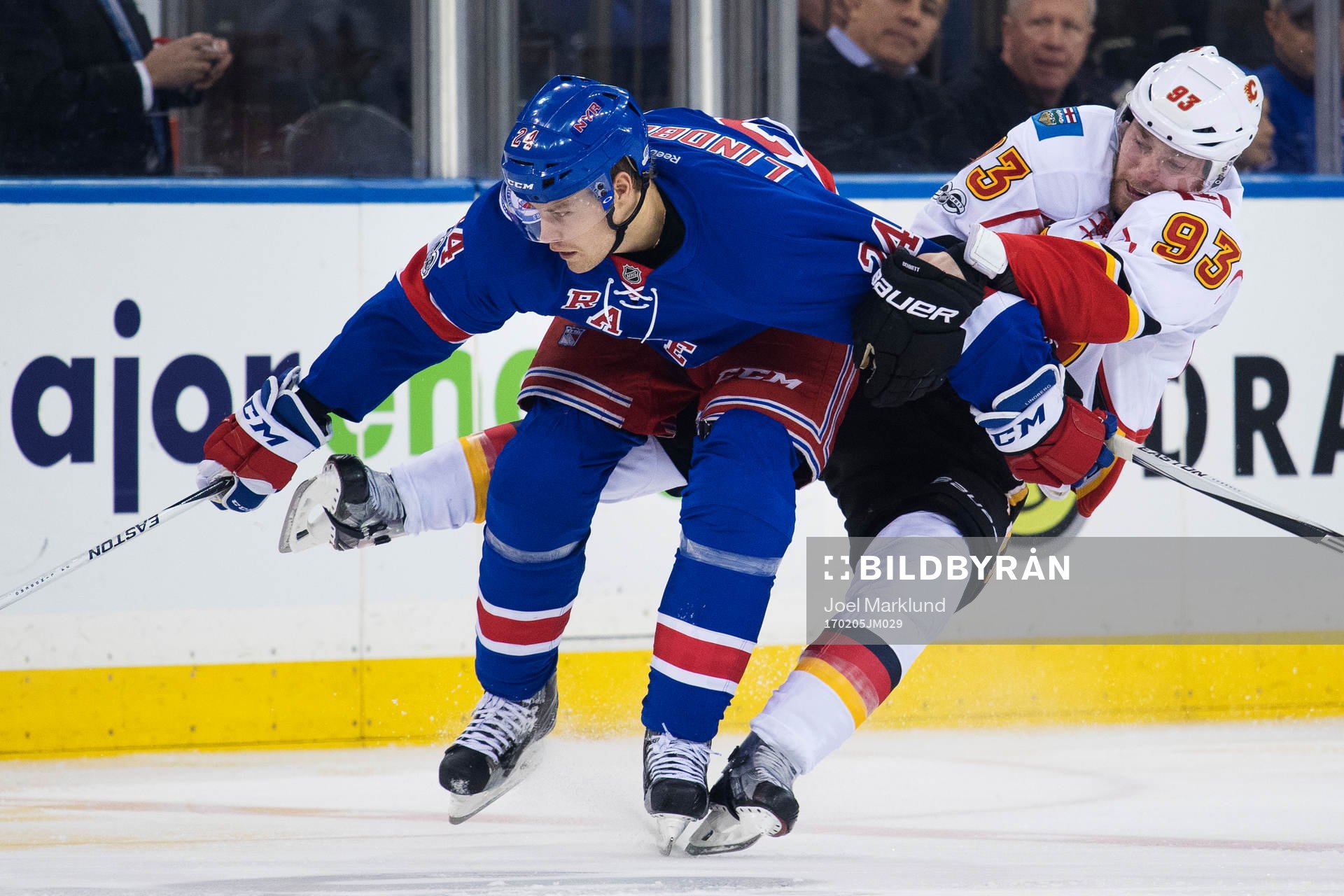Rangers Oscar Lindberg i en närkamp med Calgarys Sam