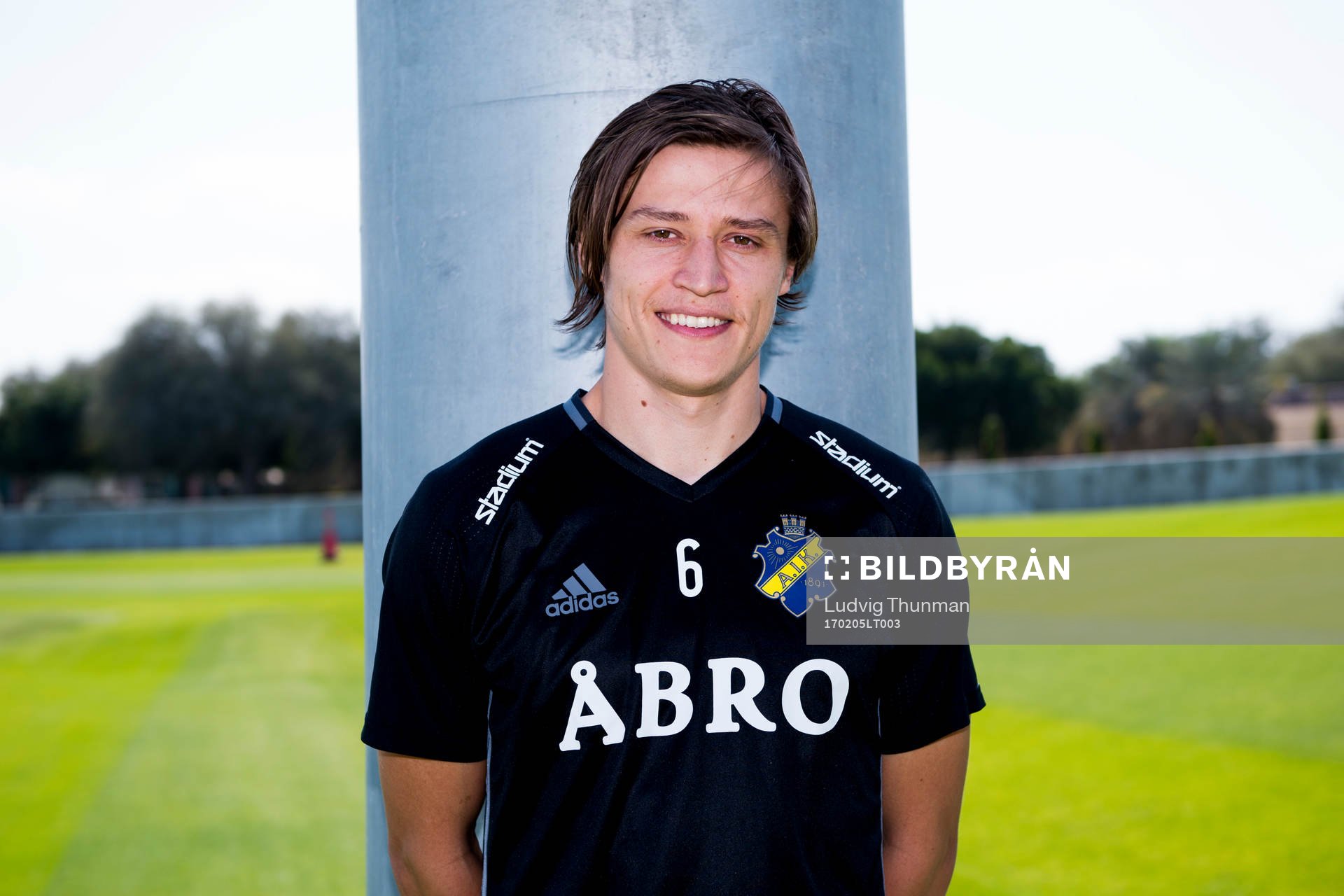 Simon Thern poserar före tt porträtt