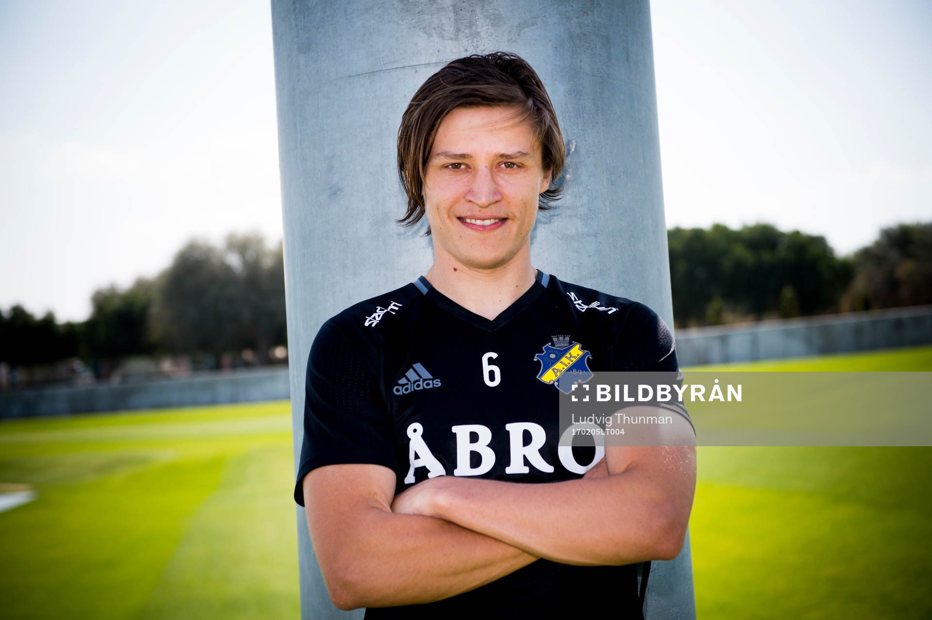 Simon Thern poserar före tt porträtt