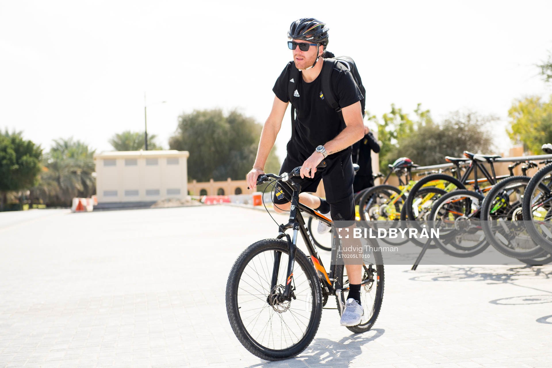 Nils-Eric Johansson lämnar en träning med AIK på cykel