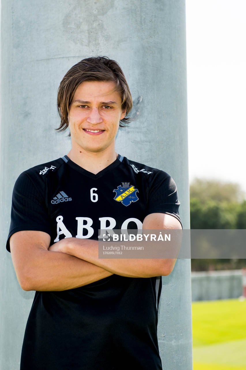 Simon Thern poserar före tt porträtt efter en träning med AIK under deras träningsläger den 5 februari 2017 i Dubai.