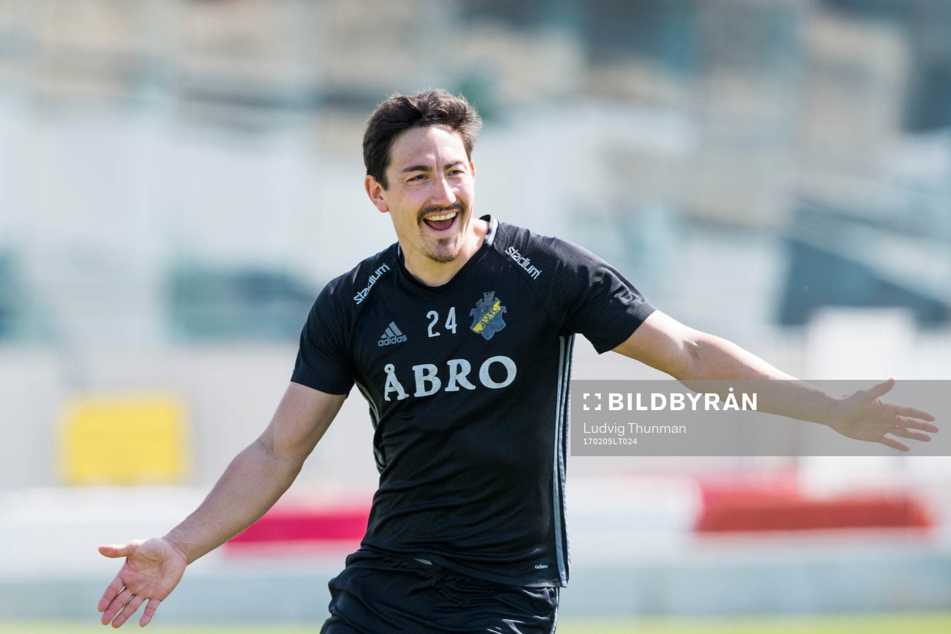 Stefan Ishizaki jublar