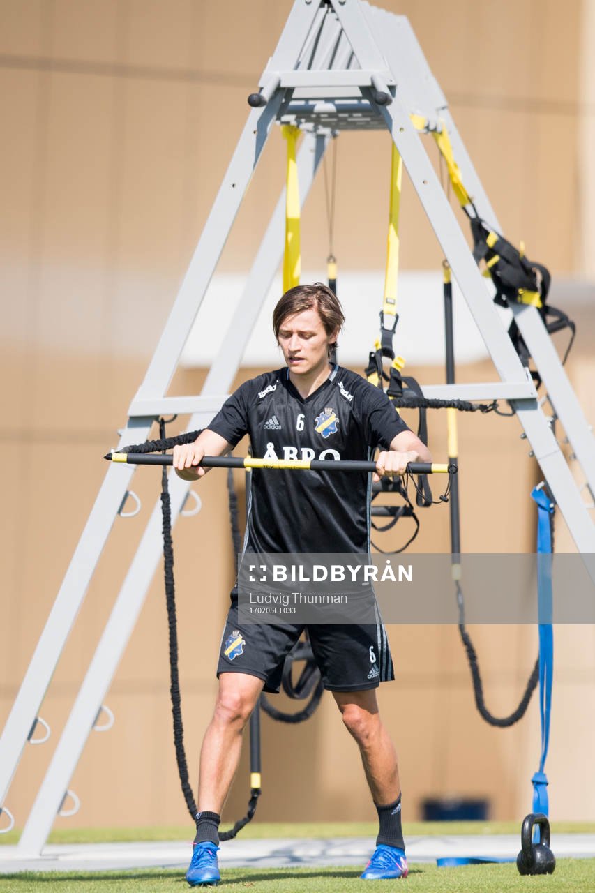 Simon Thern tränar själv
