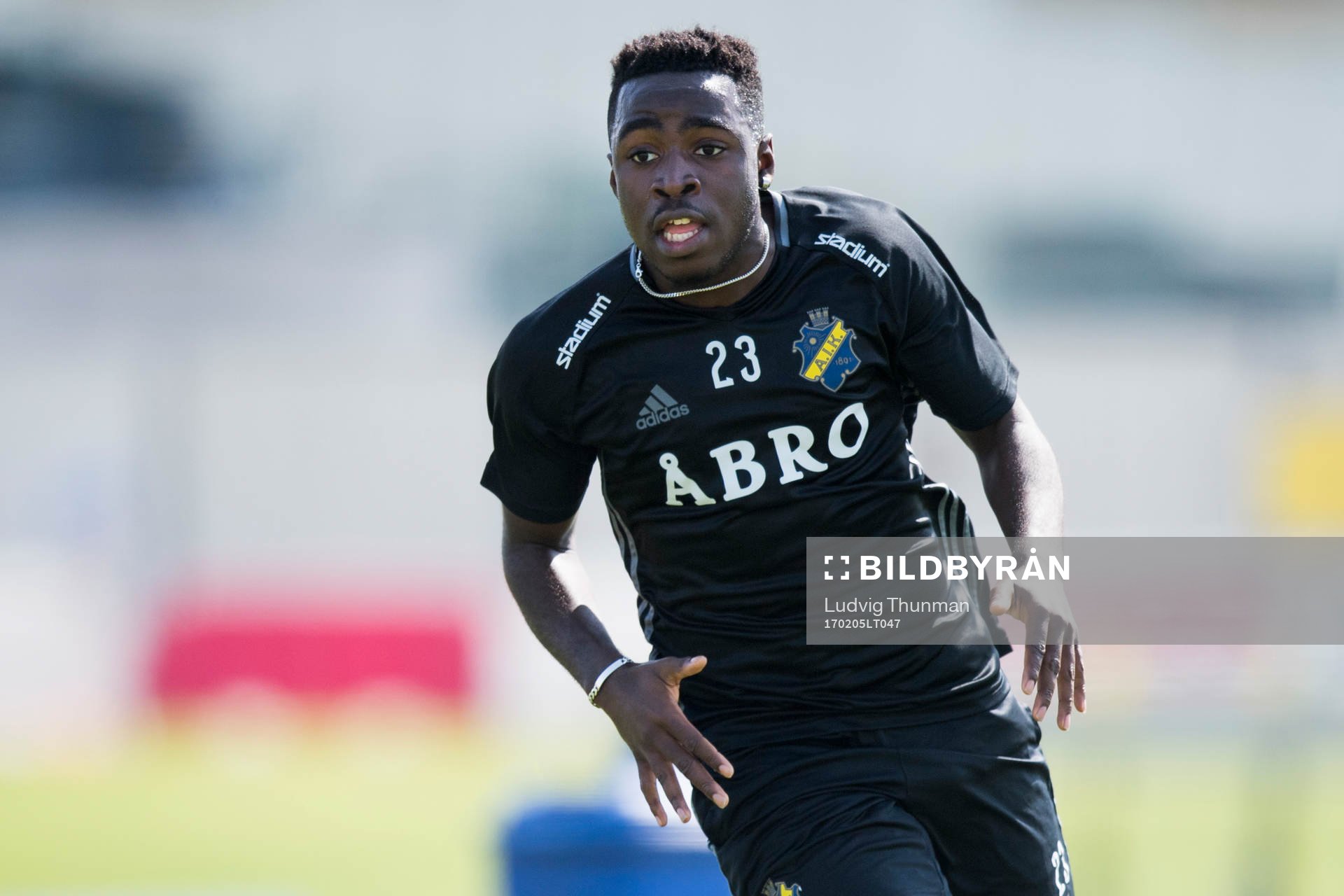 Rickson Mansiaminaunder en träning med AIK