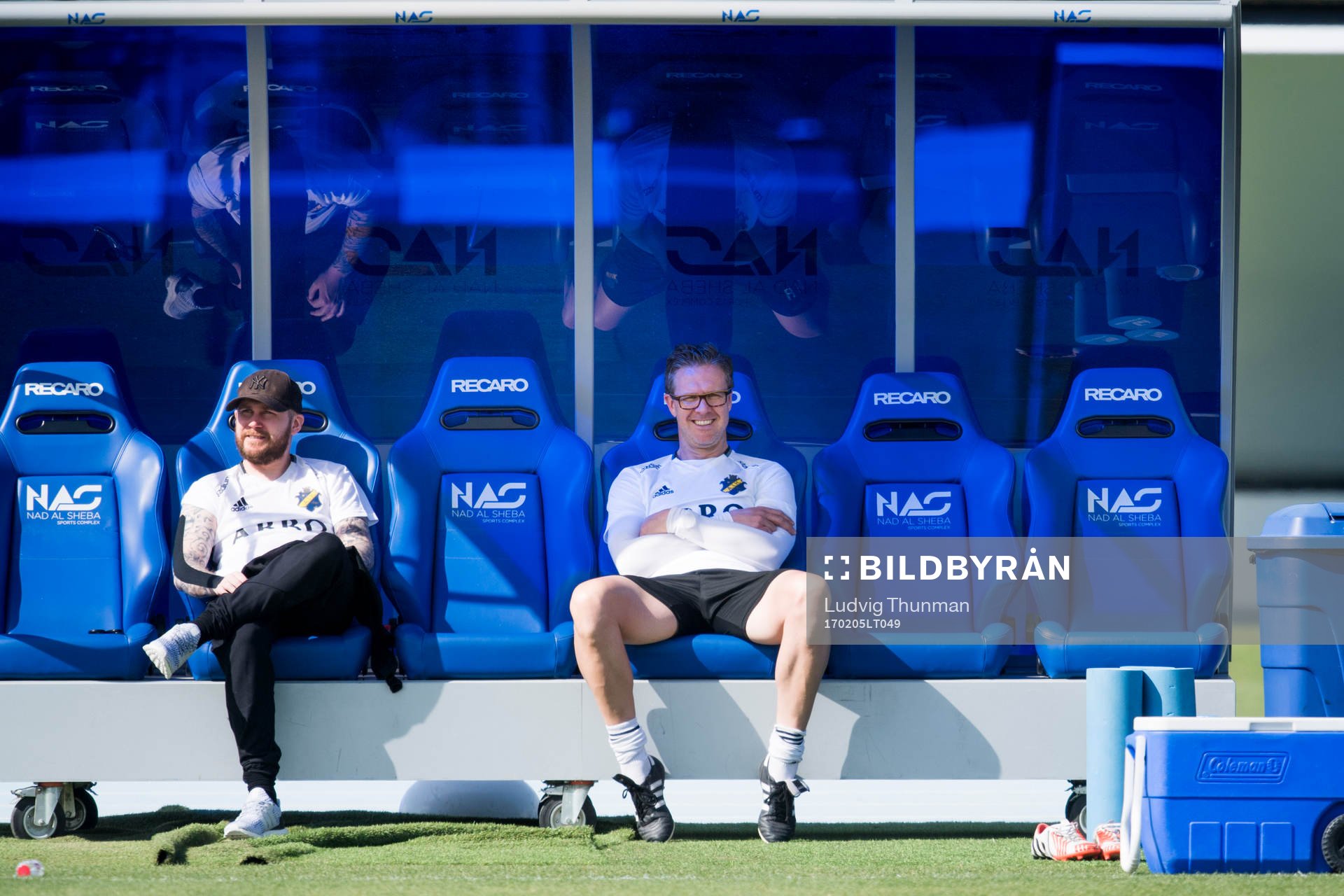 Tränare Rikard Norling följer träningen från bänken