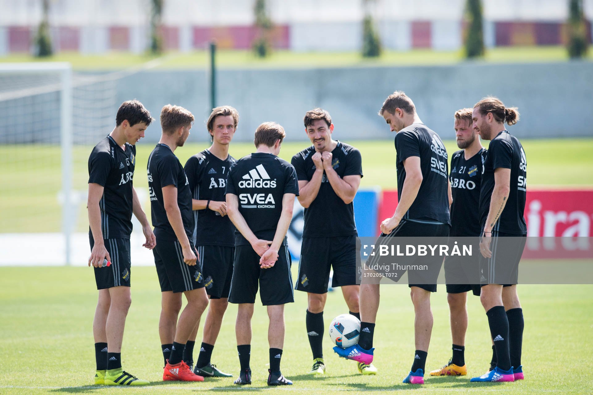 s spelare bollar runt en fotboll