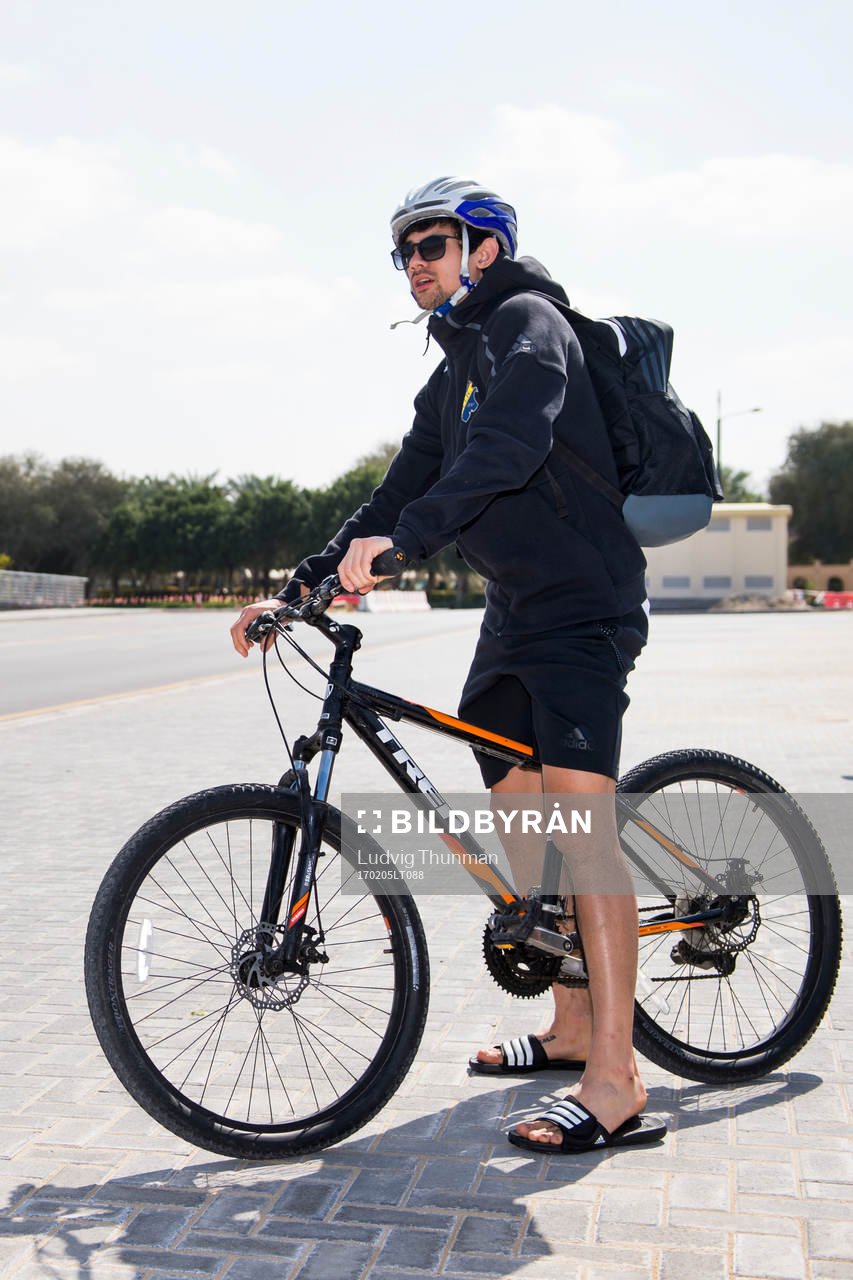 Jesper Nyholm lämnar en träning med AIK på cykel
