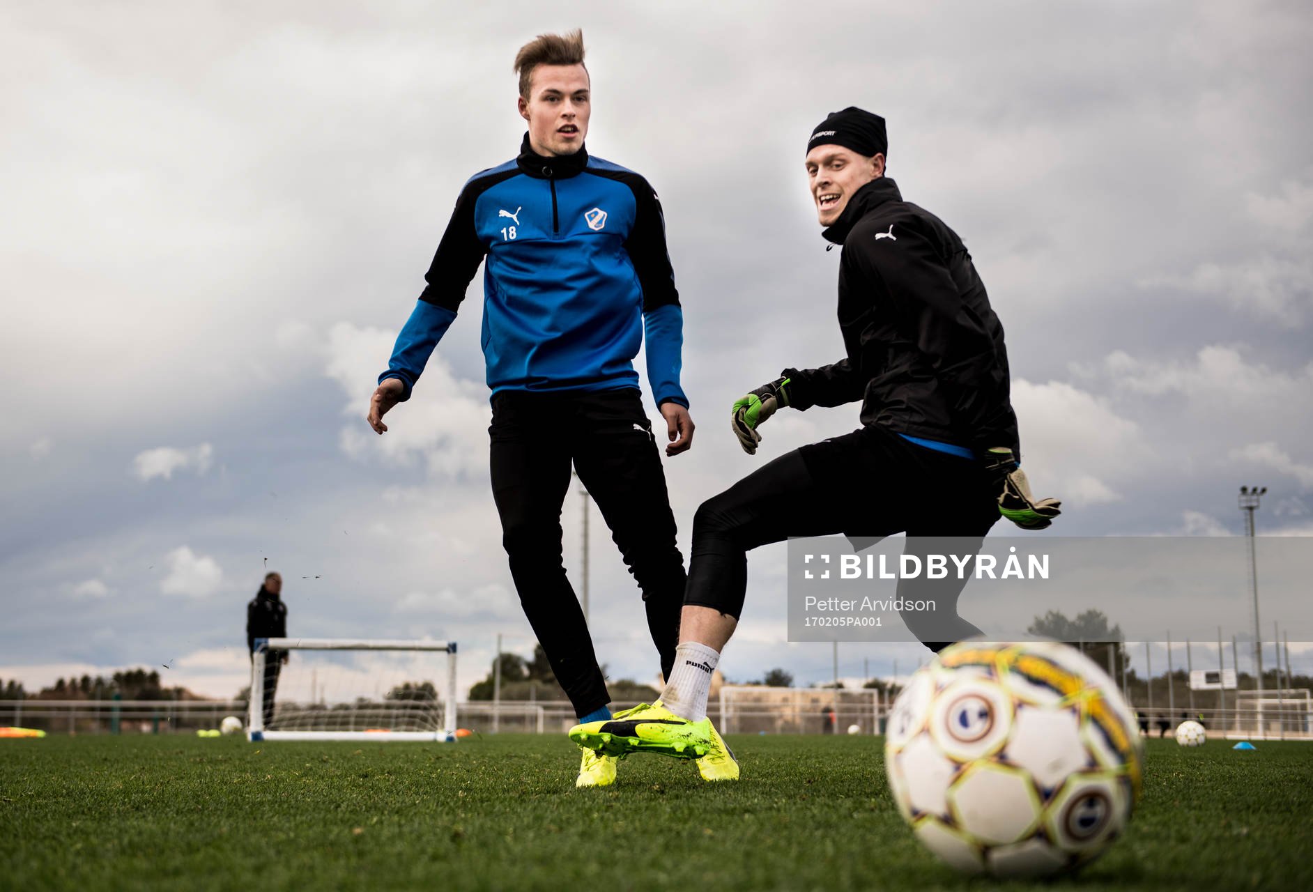 Gabriel Gudmundsson och målvakt Malkolm Nilsson