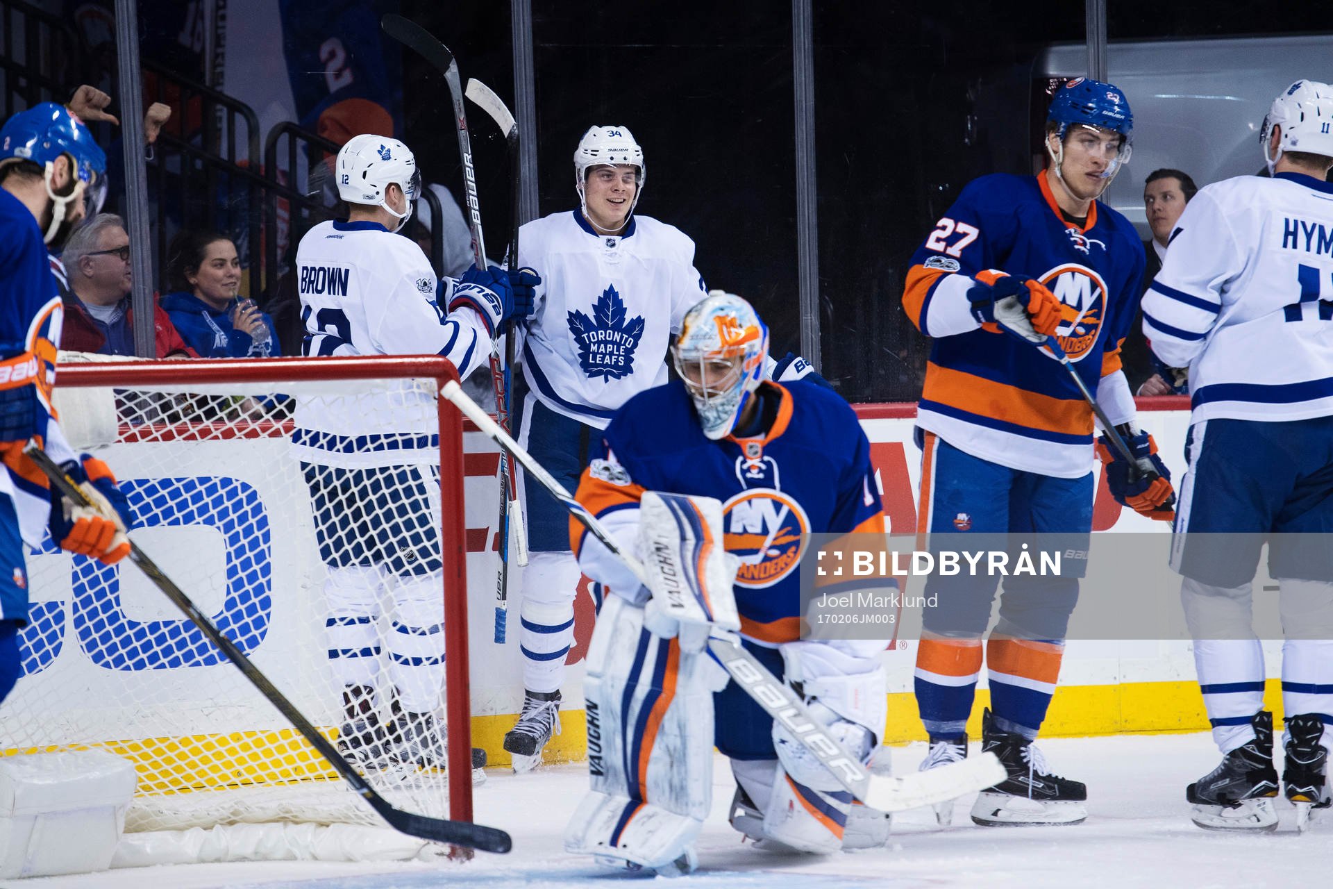 Maple Leafs Auston Matthews jublar med lagkamrater