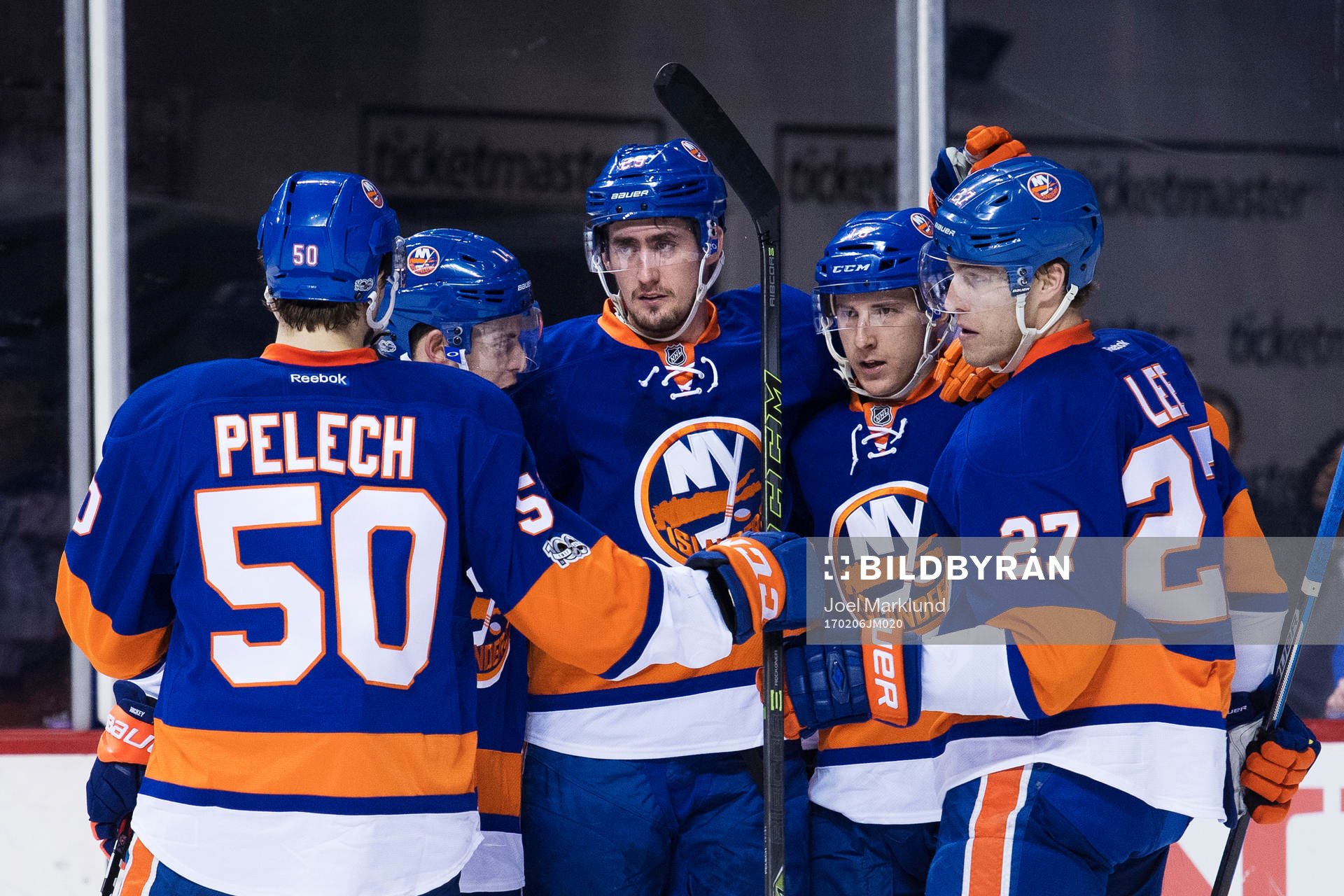 Islanders Brock Nelson (mitten) jublar