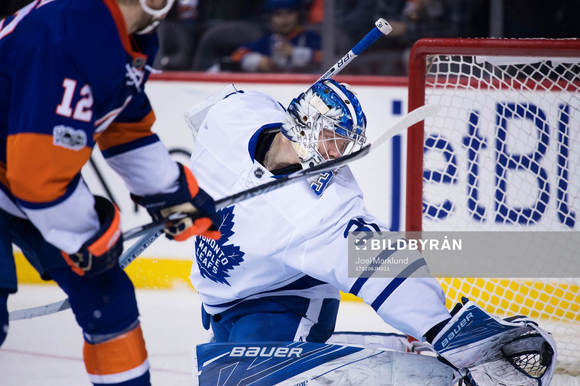 Maple Leafs målvakt Frederik Andersen räddar ett skott