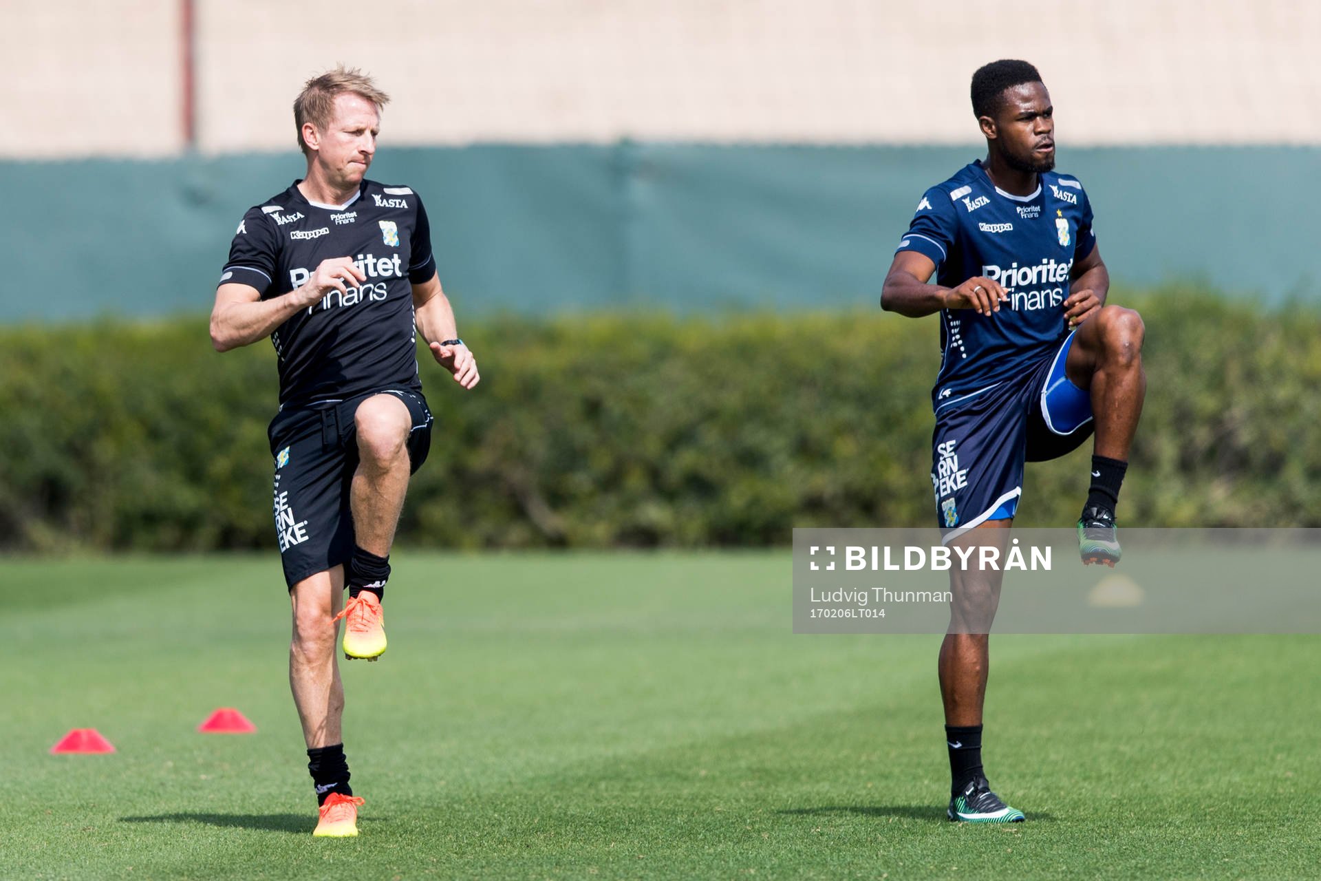 Sjukgymnast Fredrik Larsson och Abdul Razak