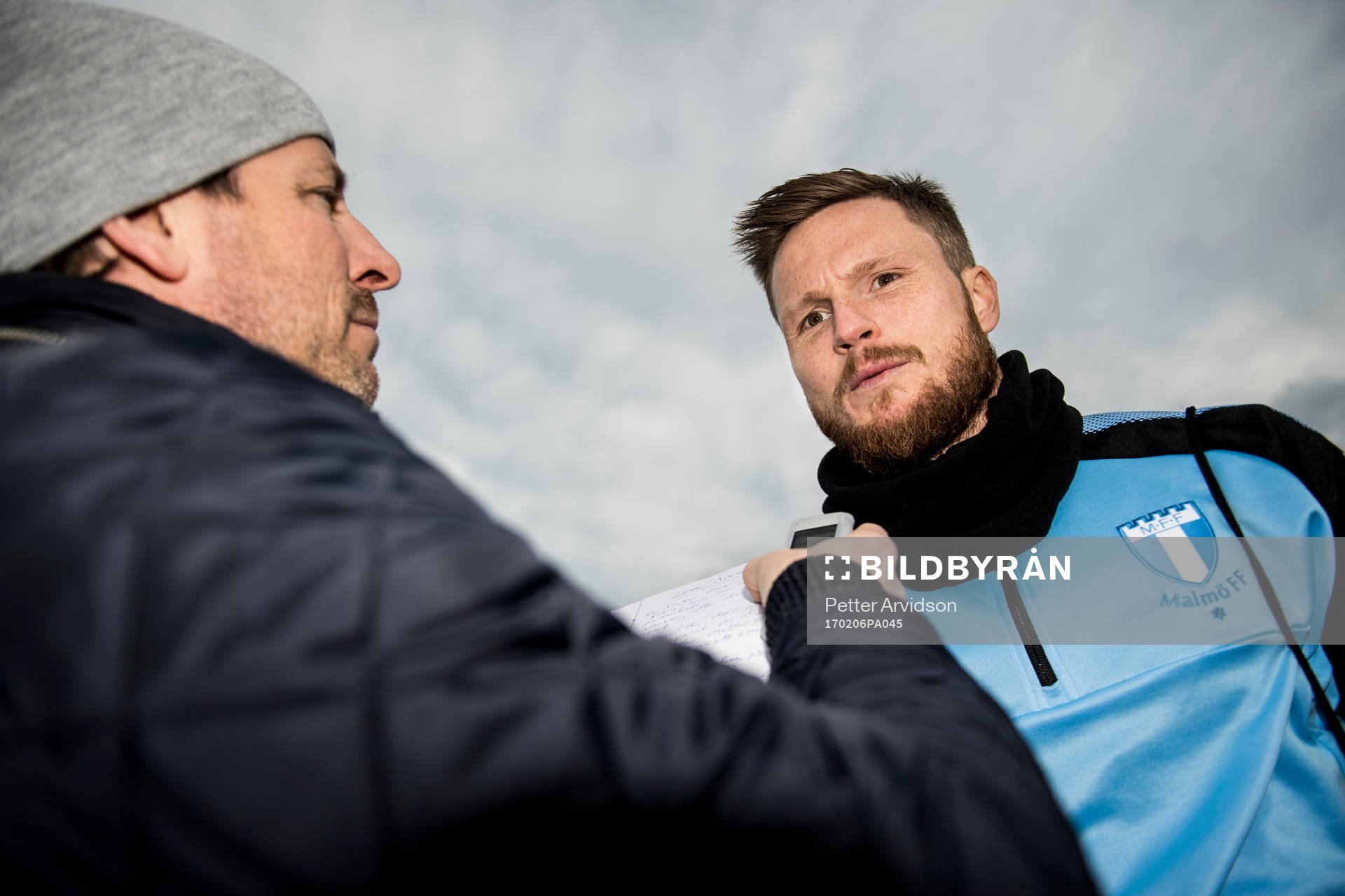 Lasse Nielsen intervjuas efter en träning på ett träningsläger med Malmö FF den 6 februari 2017 i Salou.