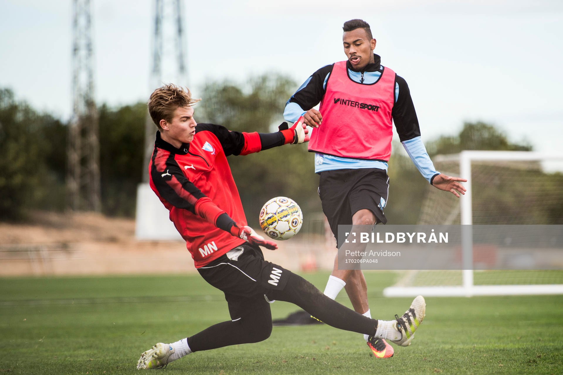 Felipe Carvalho och målvakt Mathias Nilsson