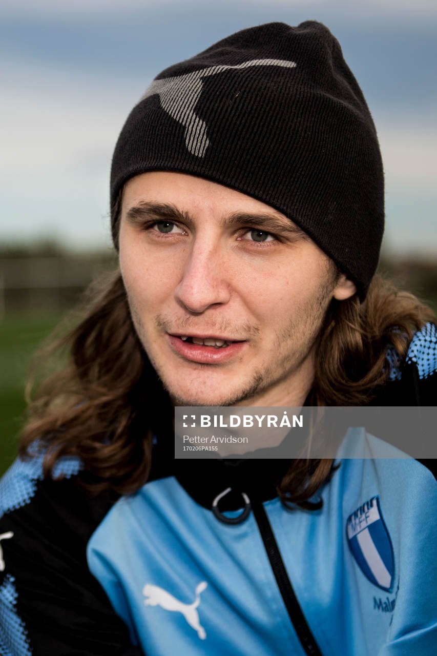Pawel Cibicki intervjuas efter en träning på ett träningsläger med Malmö FF den 6 februari 2017 i Salou.