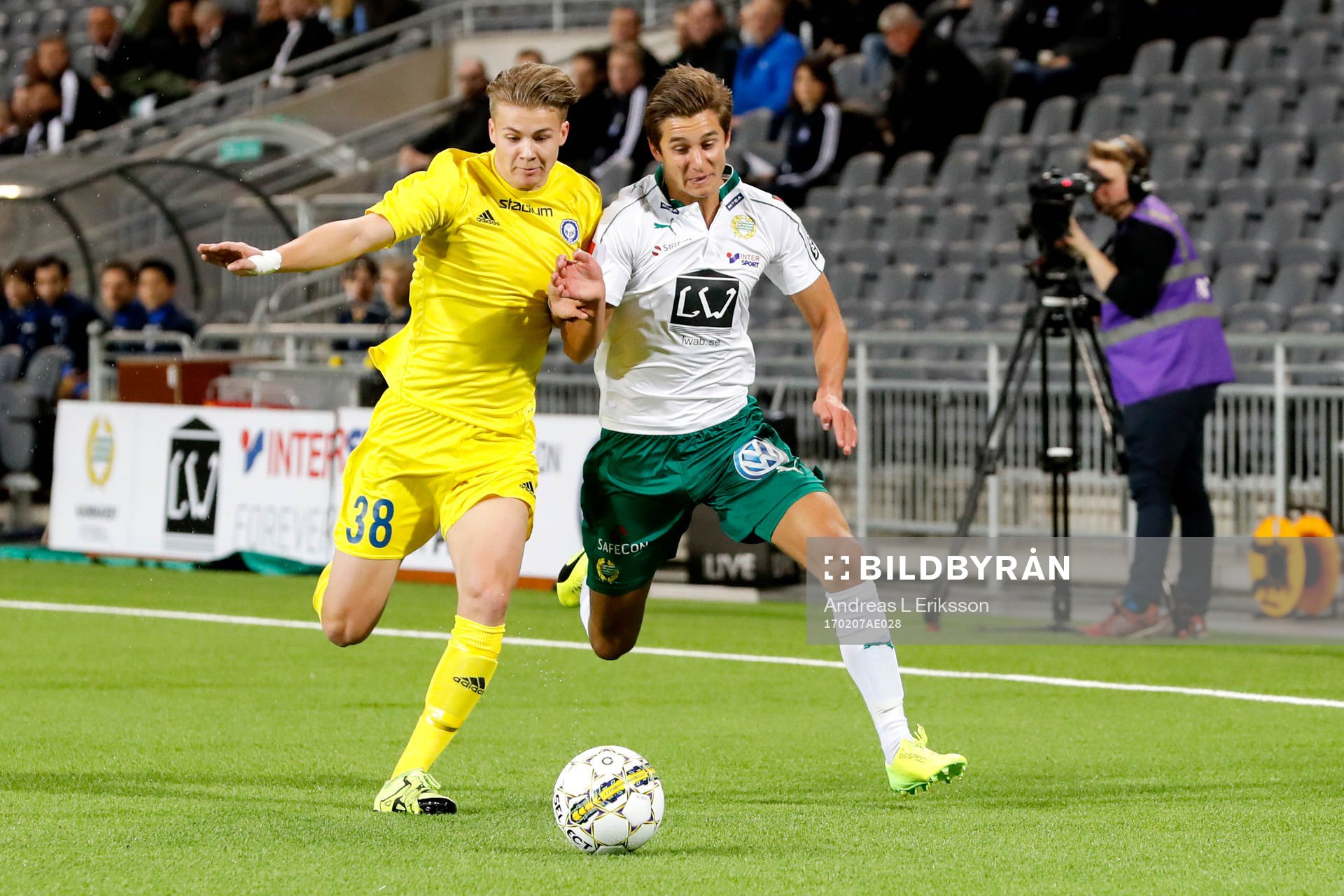 HJK Helsingfors Samu Laitinen och Hammarbys Leo Bengtsson