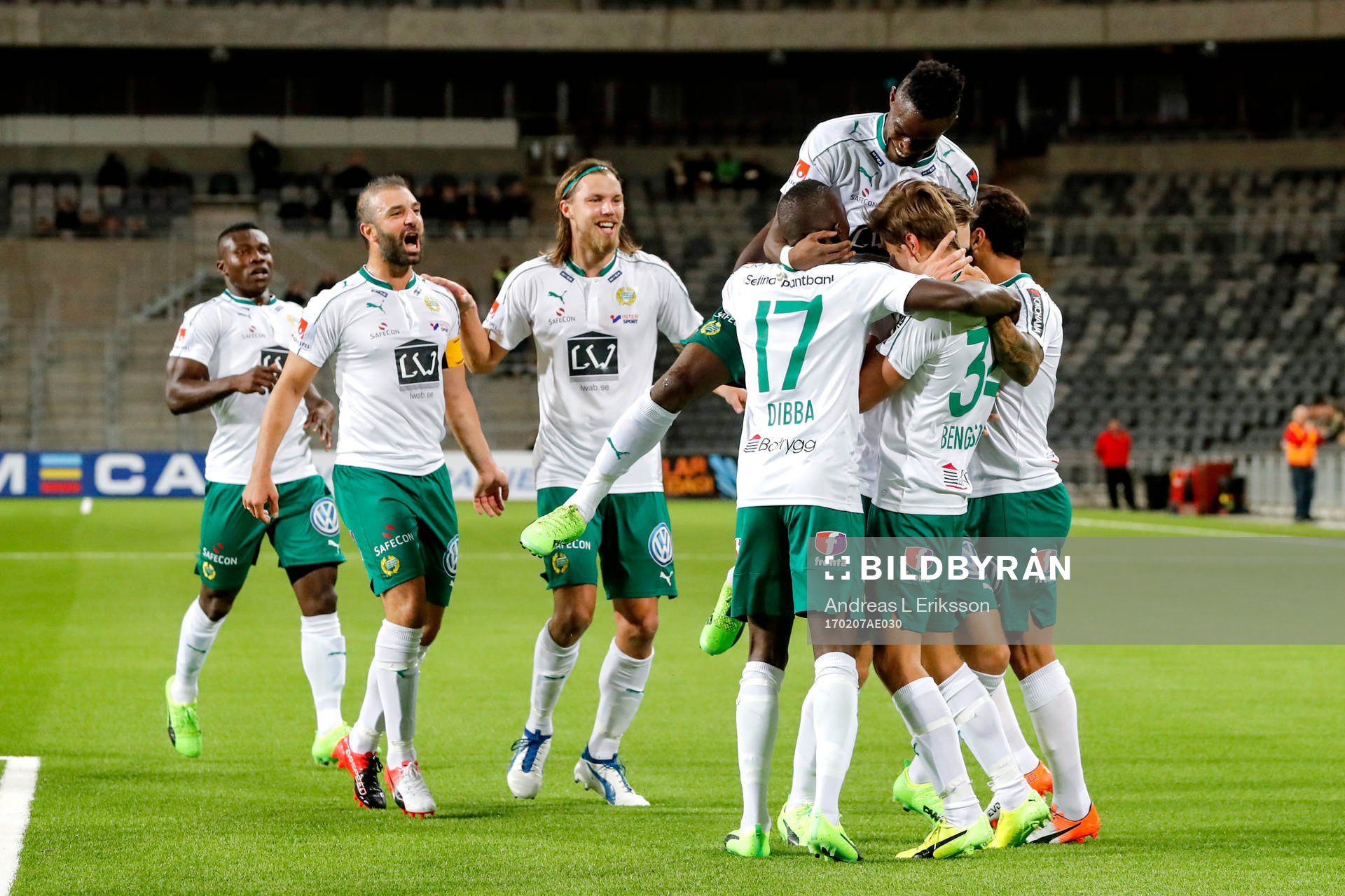 Hammarbys Leo Bengtsson jublar med lagkamrater
