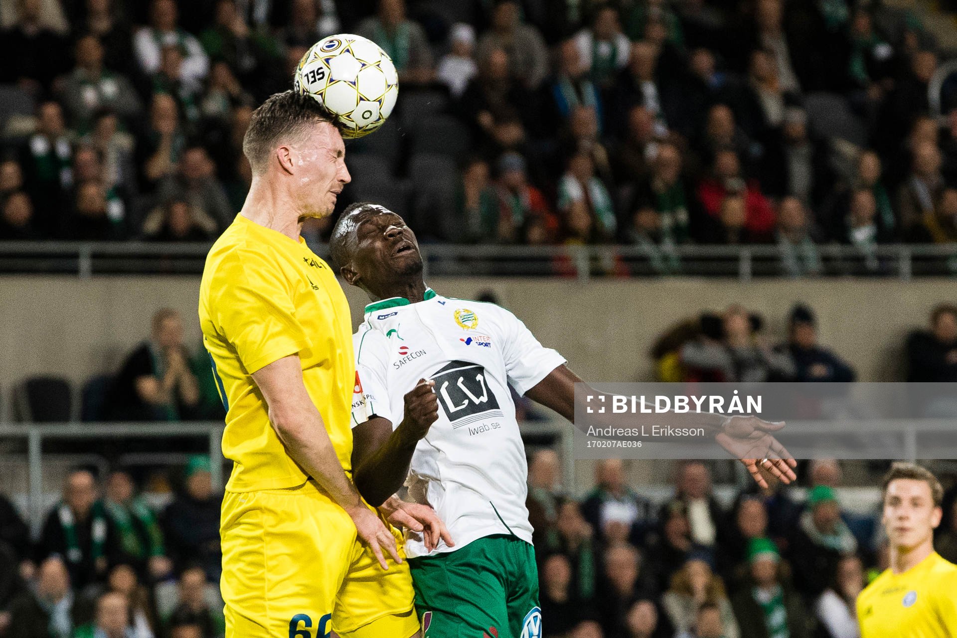 HJK Helsingfors Juha Pirinen i en nickduell med Hammarbys
