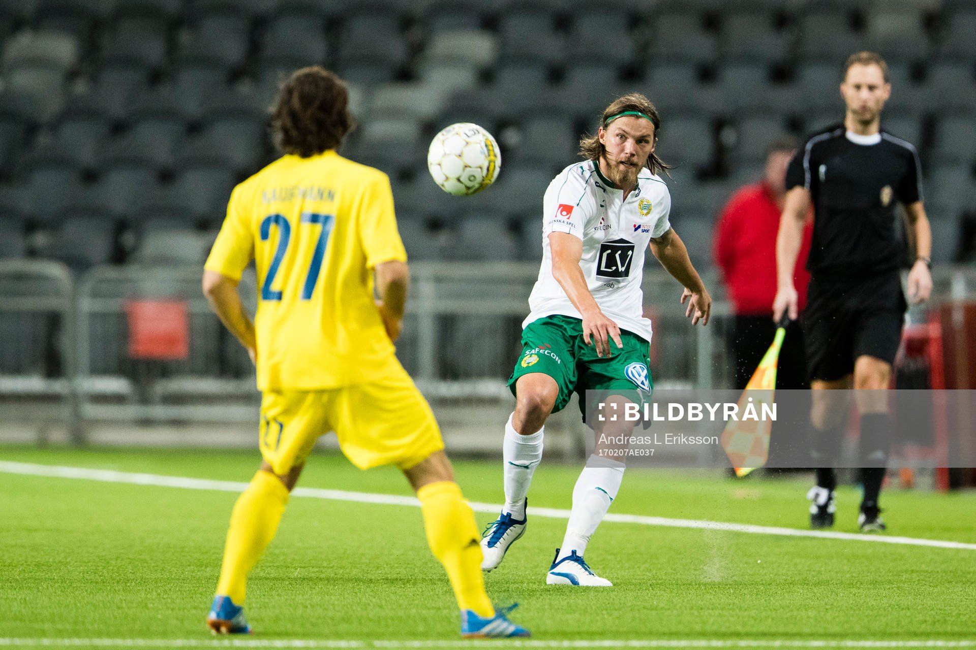 Hammarbys Björn Paulsen med en passning förbi HJK