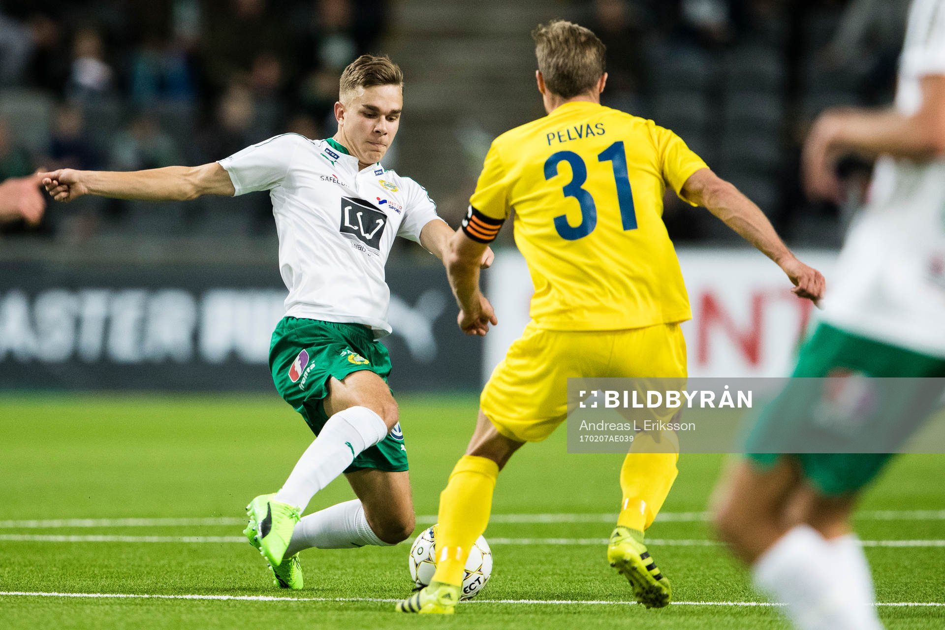 Hammarbys Dusan Jajic i kamp om bollen med HJK Helsingfors Akseli Pelvas under träningsmatchen i fotboll mellan Hammarby och HJK Helsingfors den 7 februari 2017 i Stockholm.