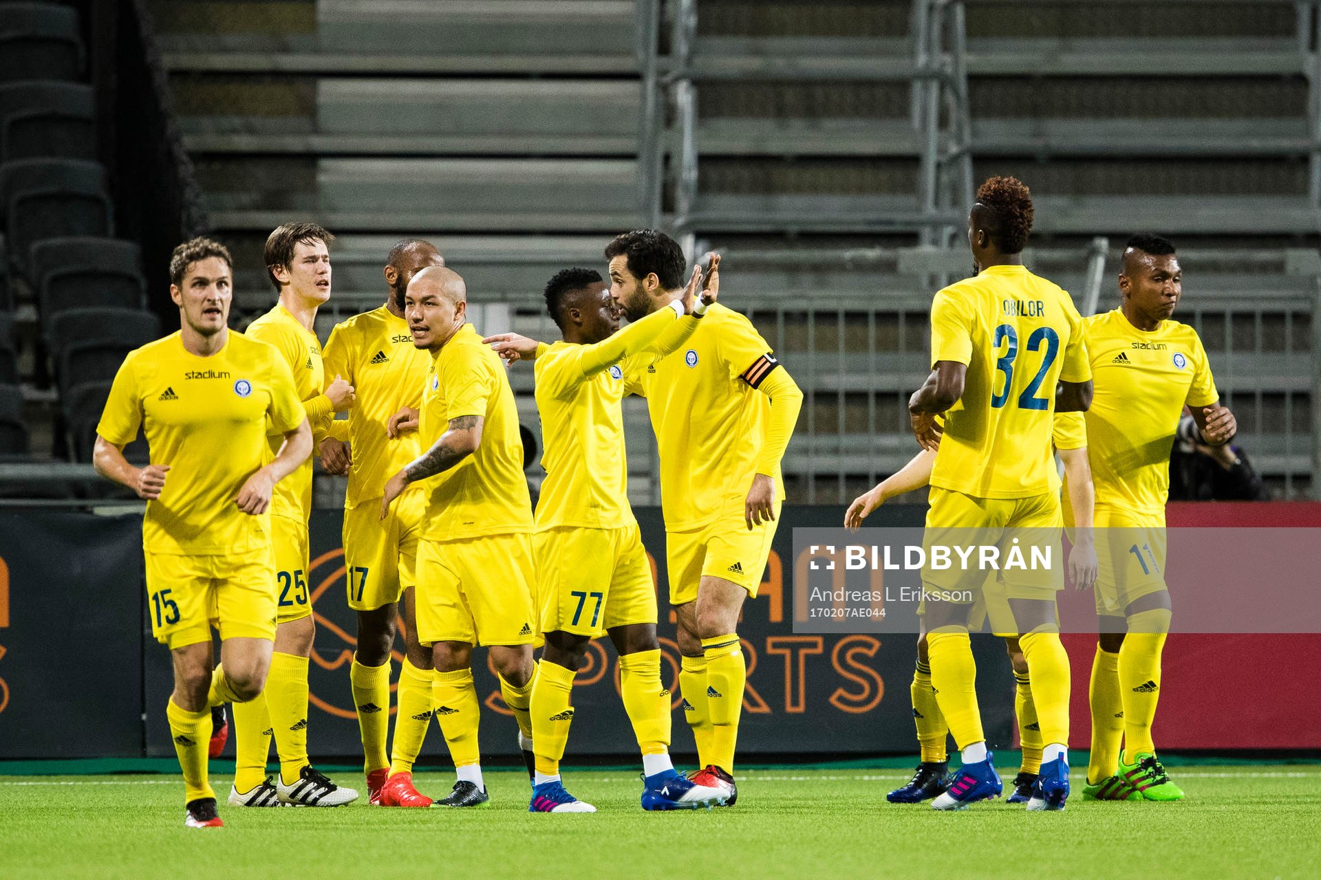 HJK Helsingfors spelare jublar